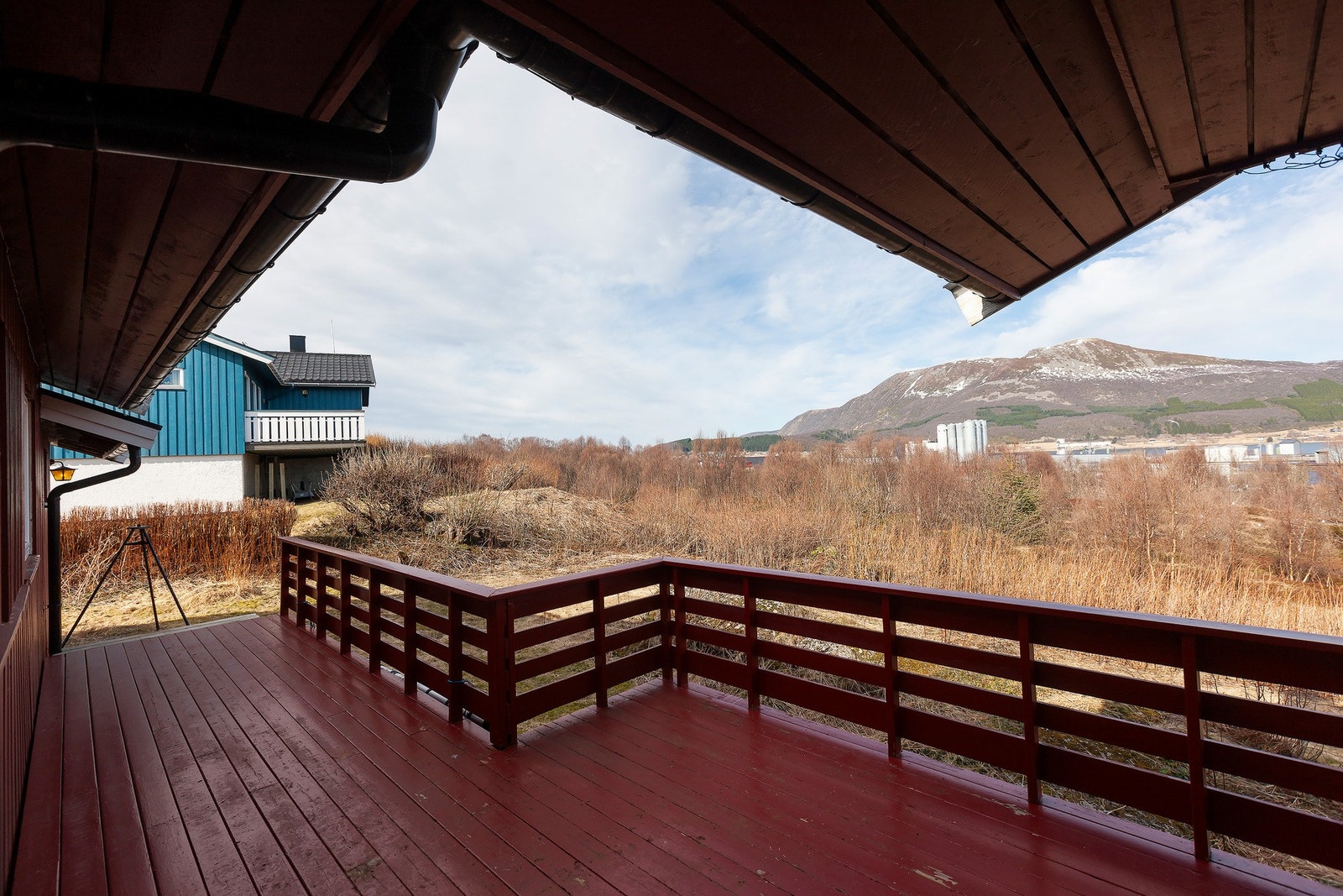 Veranda hvor du kan nyte fine sommerdager i nord. Galleribilde