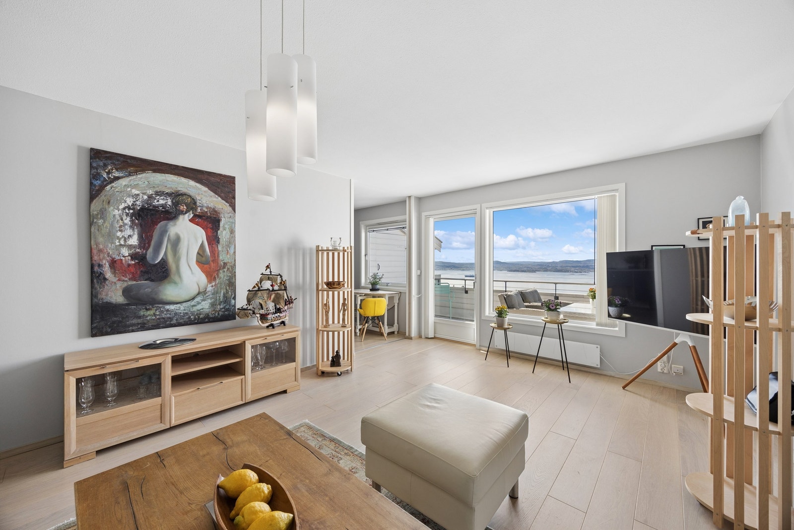 Leiligheten fremstår som meget lys og luftig med en praktisk planløsning som gjør det lett å møblere. Galleribilde