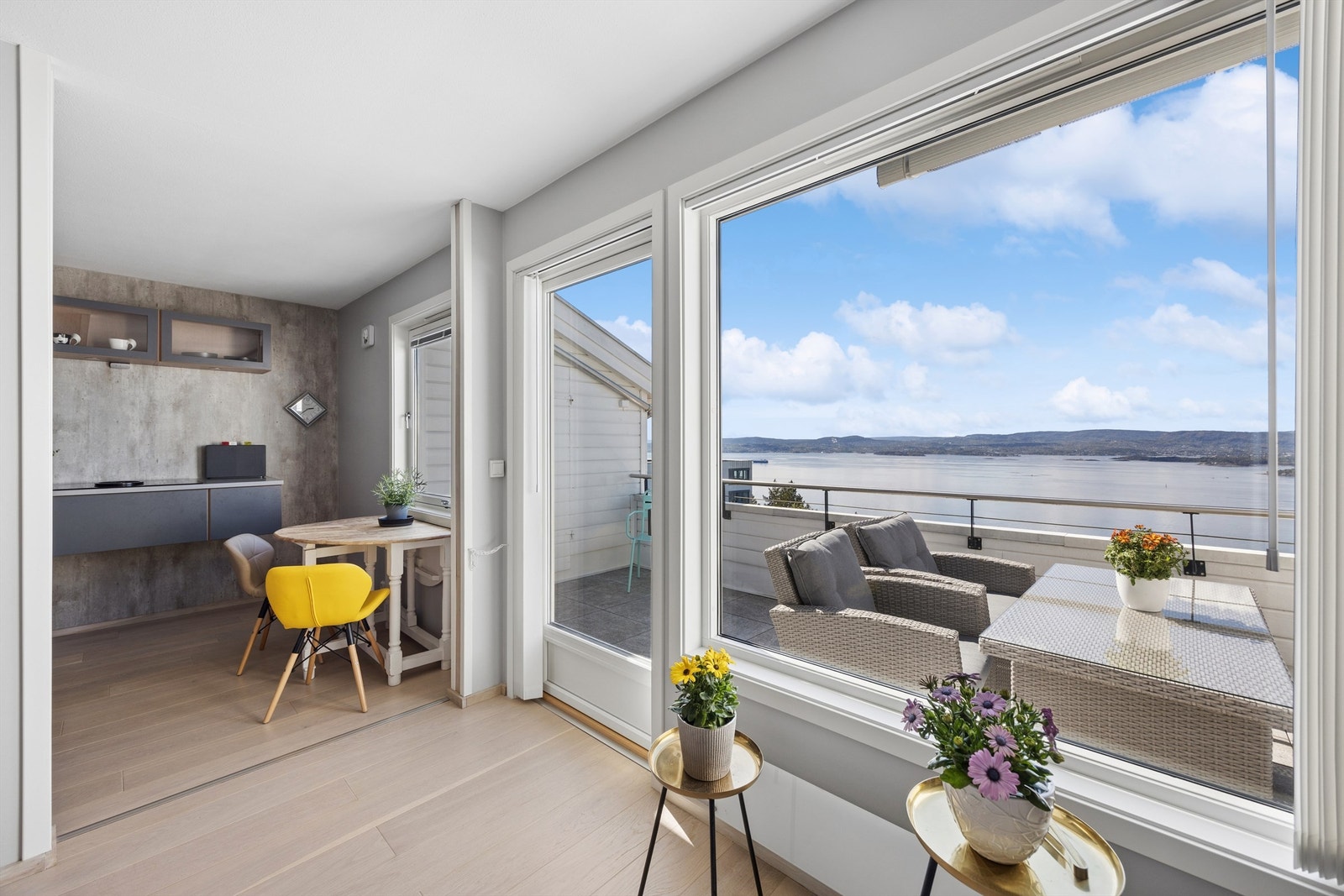 Kjøkkenet ligger i en delvis åpen og sosial løsning med stuen. Galleribilde