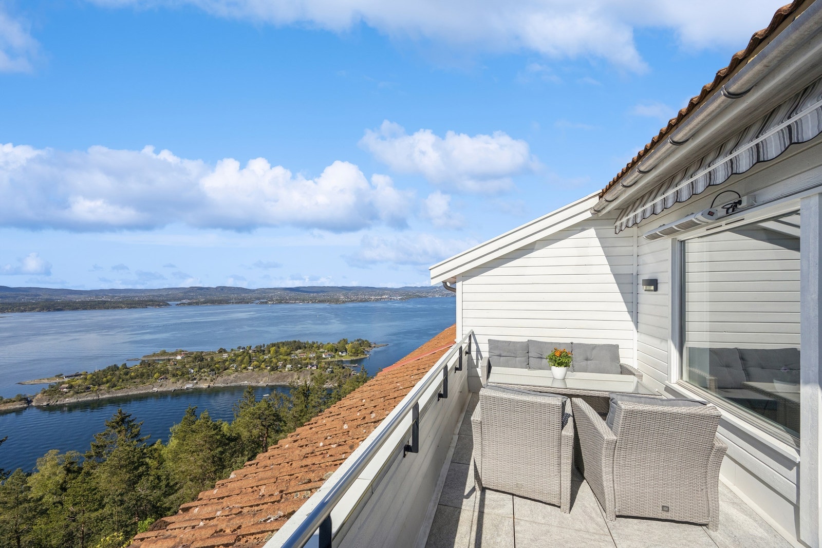 Her er det både elektrisk markise, varmelampe, utebelysning og stikkontakter - alt lagt til rette for dager utendørs. Galleribilde