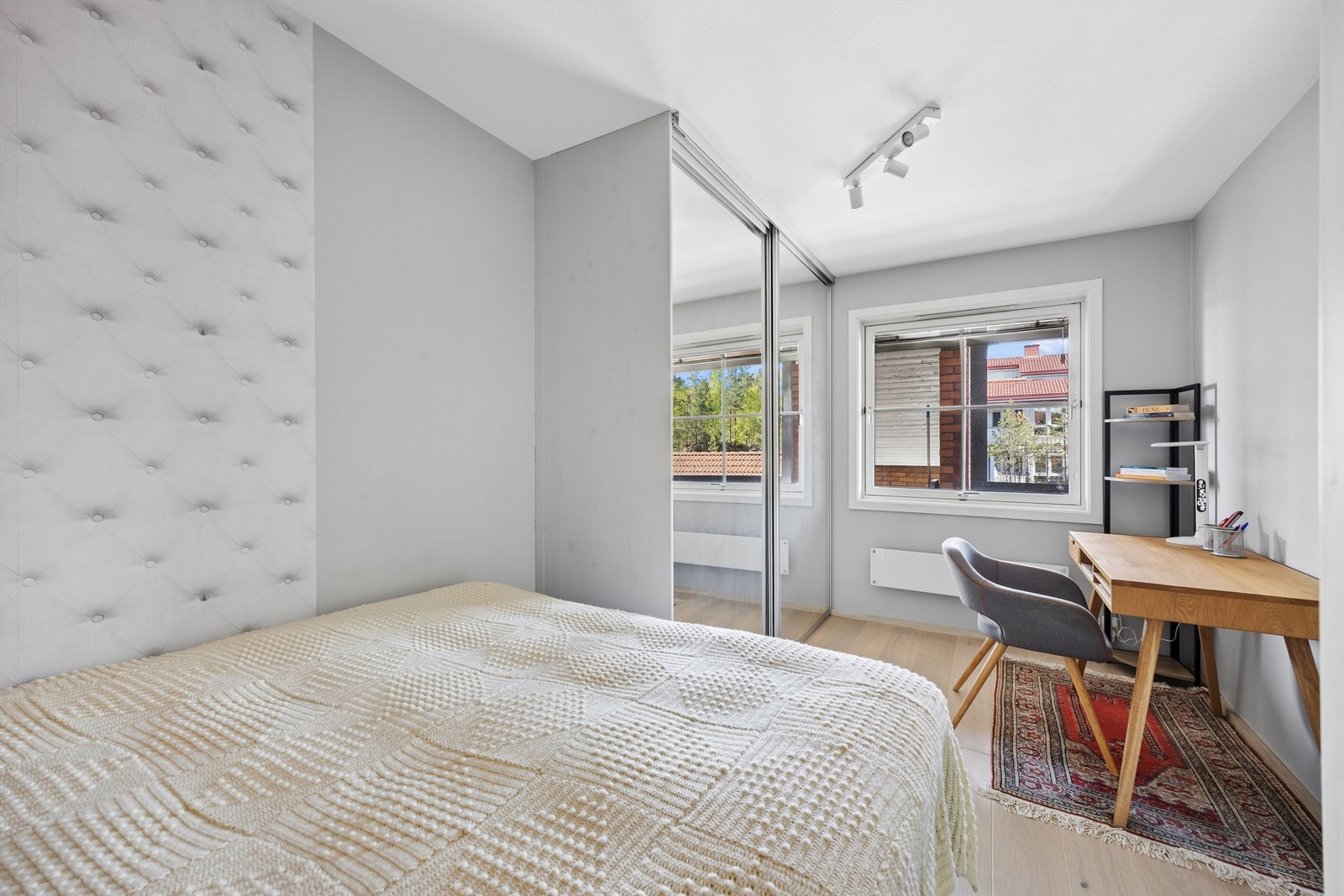 Soverom nr. to er også av god størrelse og her er det også plass til en kontorpult. Galleribilde