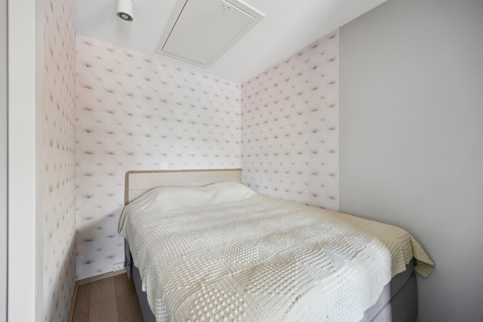 Soverom nr. 2 har også plass til en stor seng. Galleribilde