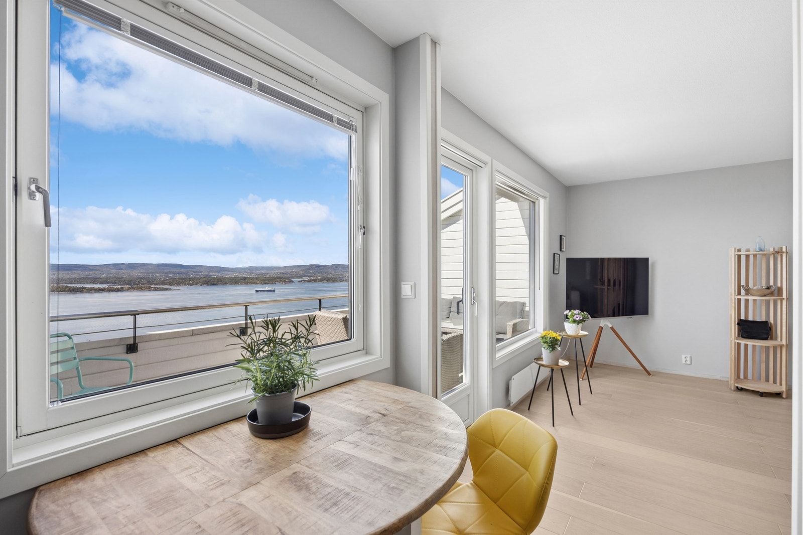 Her er det hyggelig å ta en kopp kaffe mens man nyter innseilingen til Oslo. Galleribilde
