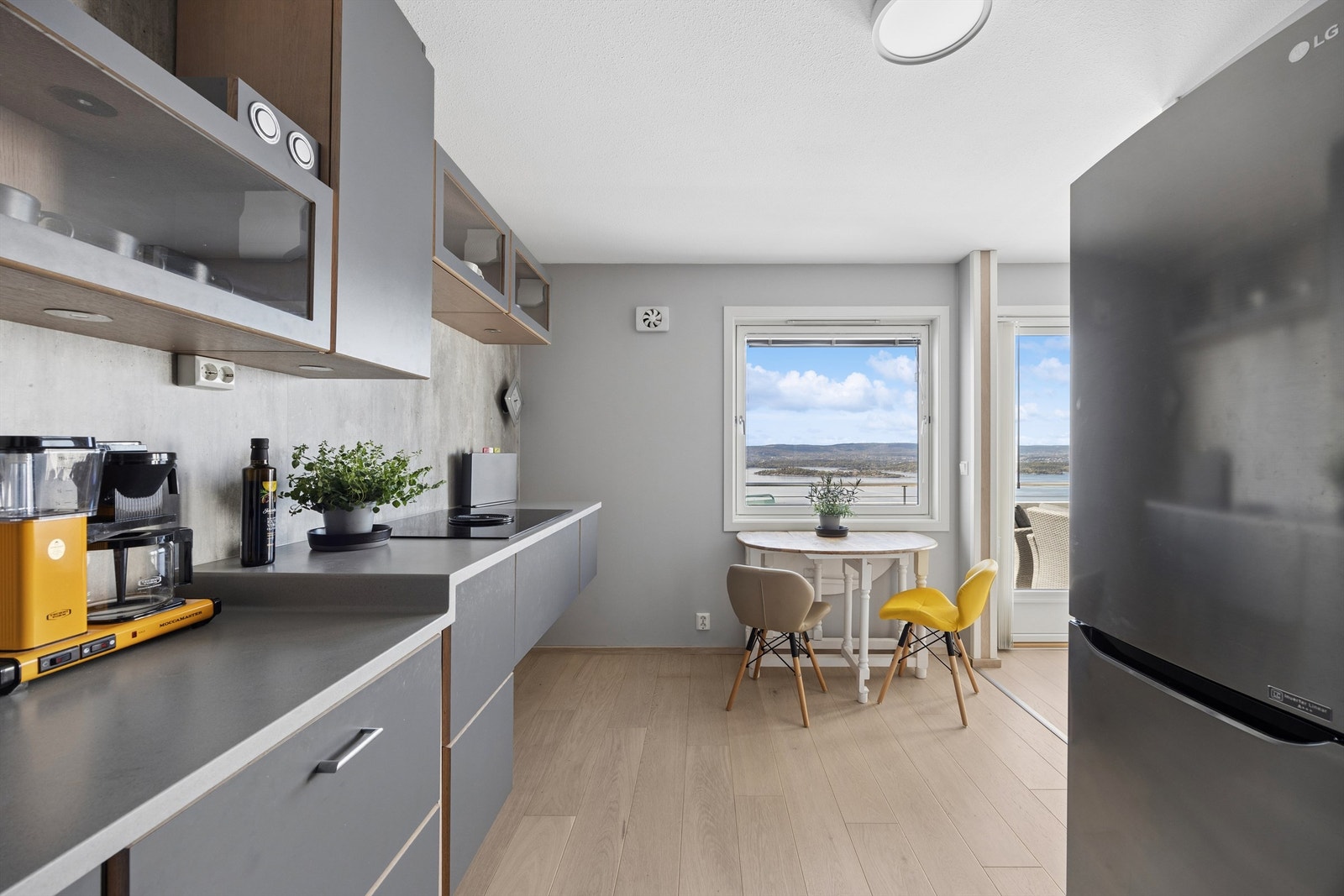 En praktisk spiseplass ved vinduet i tilknytning til kjøkkenet. Galleribilde