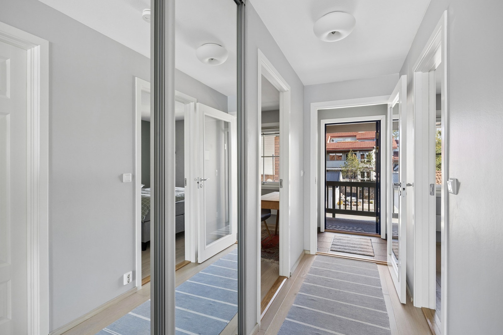 Velkommen inn! Lys og innbydende gang med praktisk skyvedørsgarderobe med speildører. Galleribilde