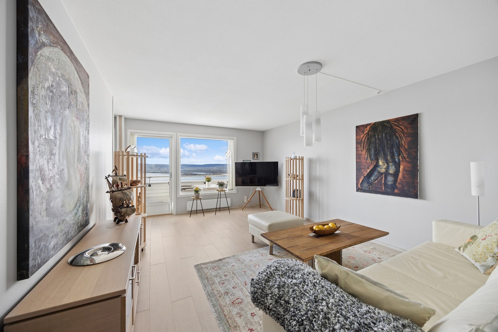 Vinduene mot vest gir rikelig med lys og åpner rommet fullstendig mot utsikten. Galleribilde