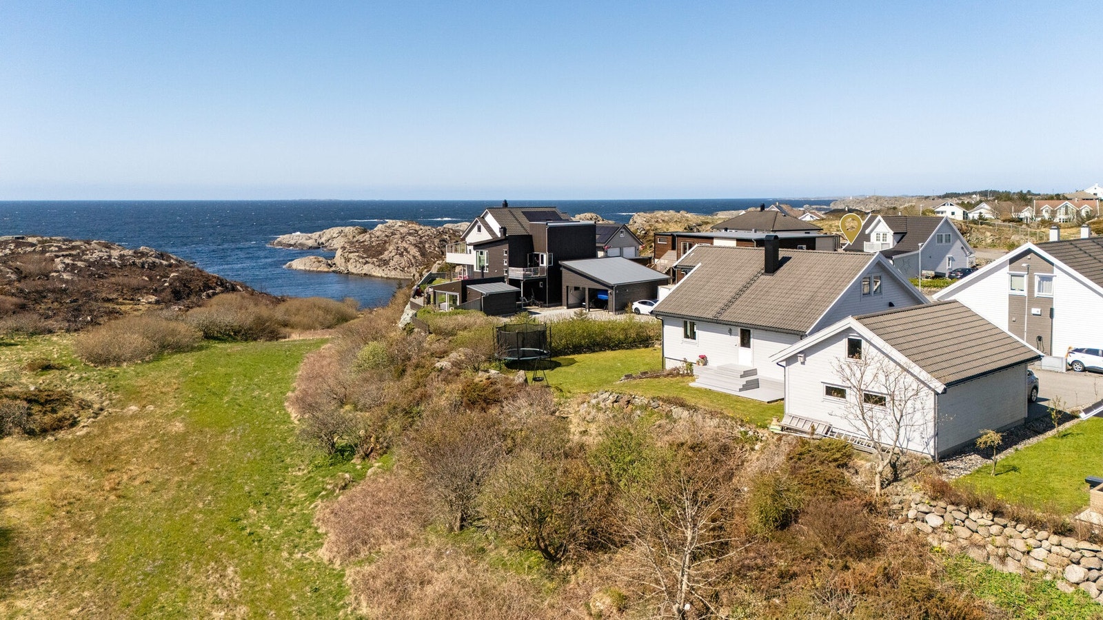 Beliggende med havet som nabo, og naturen tett på. Galleribilde