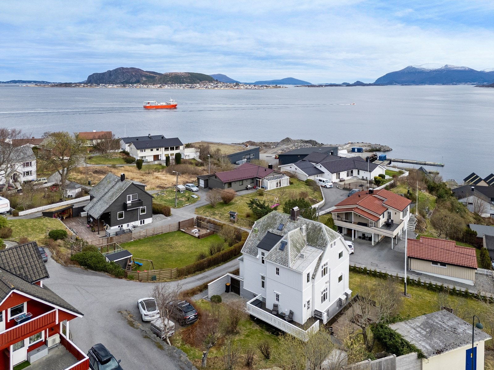 Om du ønsker å bo sjønært med kort vei til "alt" bør du se nærmere på denne Galleribilde