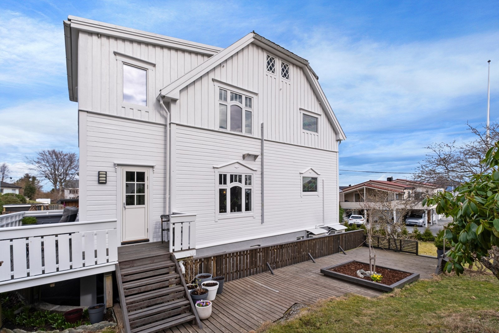 Boligen har en romslig og hyggelig hage Galleribilde