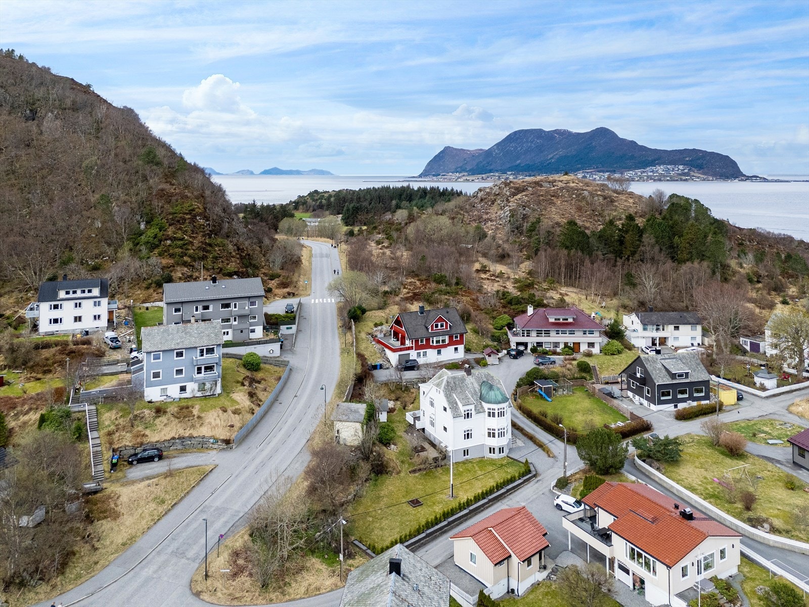 Boligen ligger i rolige og naturskjønne omgivelser Galleribilde