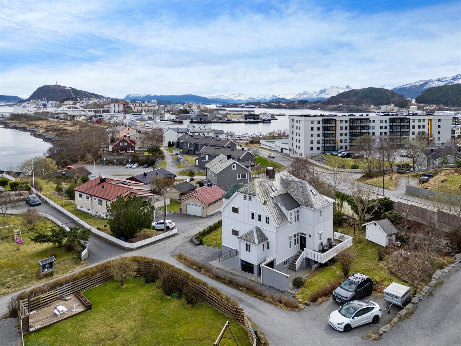 Dronebilde av eiendommen og nærområdet Galleribilde