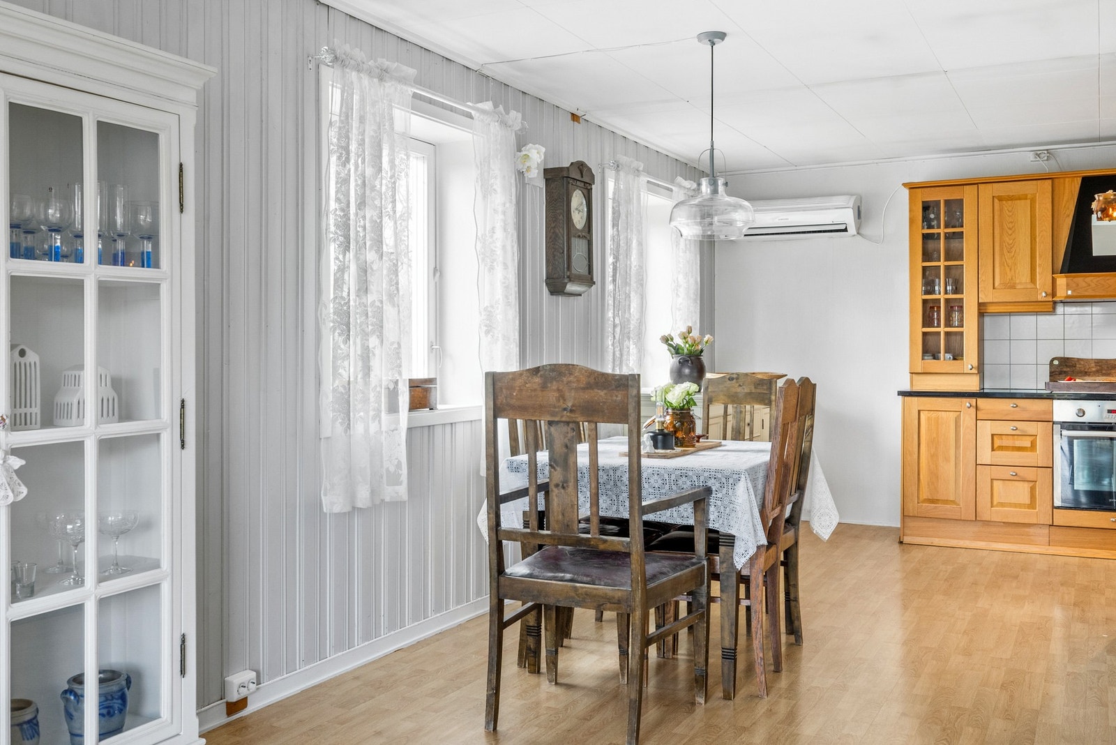 Effektiv oppvarming med kombinasjon av varmepumpe og vedovn Galleribilde
