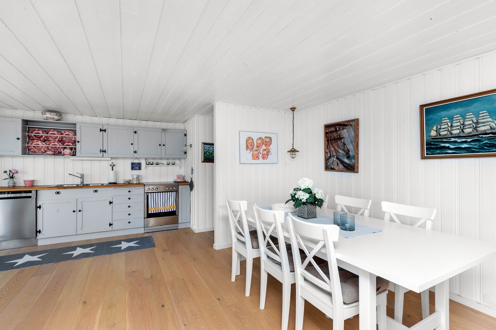 Spiseplass i stue. Hvit panel beholdt i hovedhytte for å beholde det klassiske preget. Galleribilde