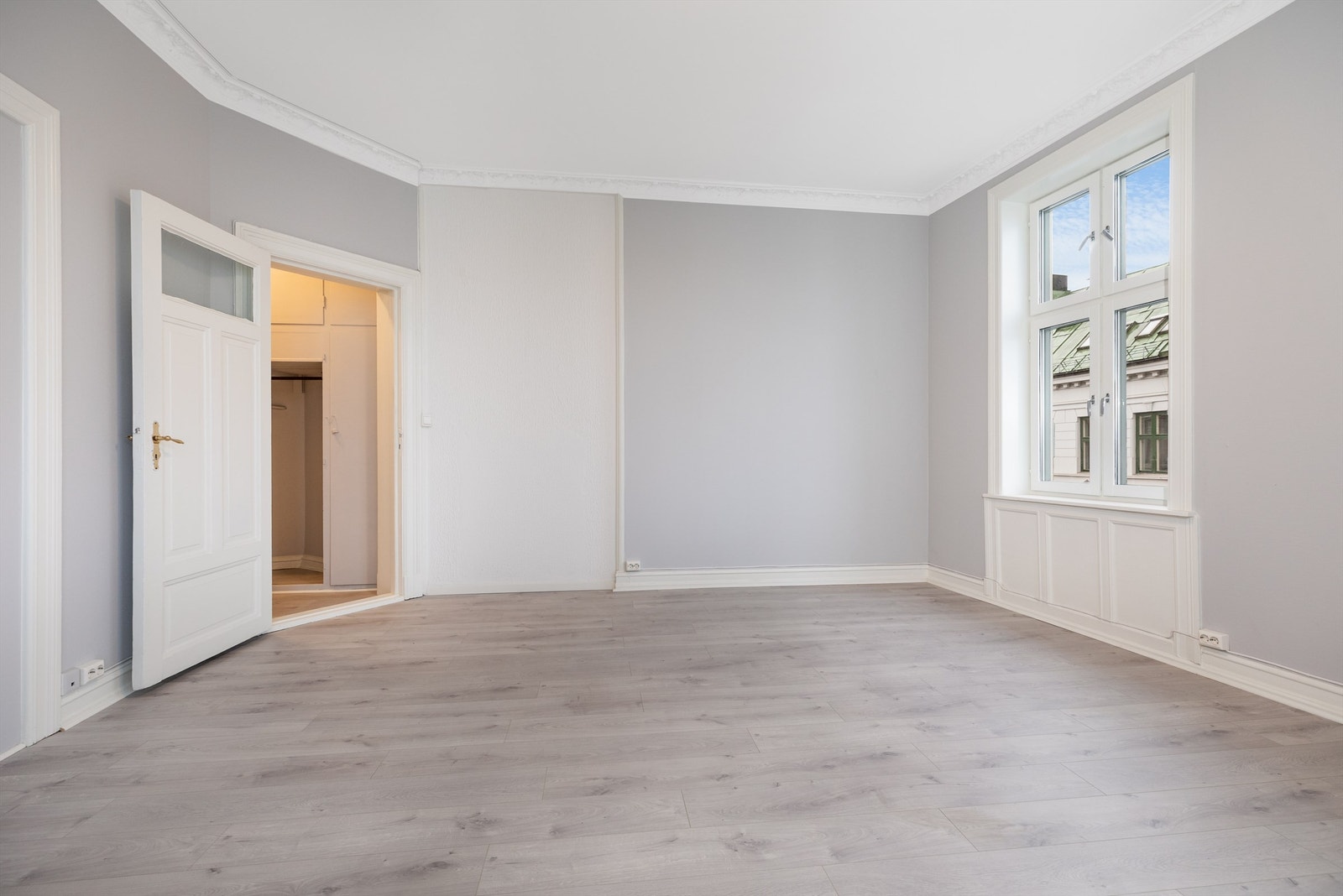 Lys og åpen stue med plass til alt av møblement. Nytt gulv og nymalte vegger. Galleribilde