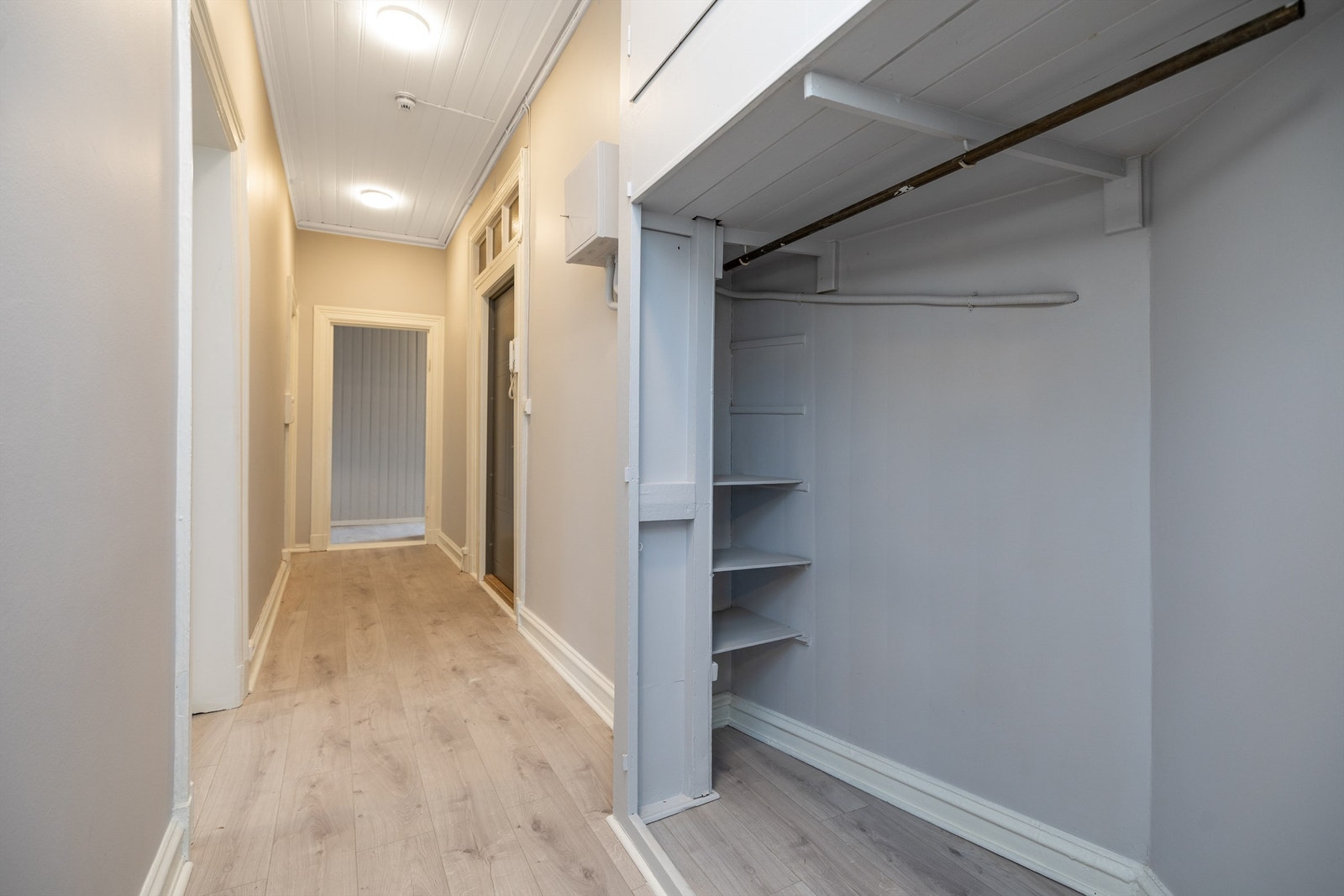 I gangen har vi beholdt denne fine garderobeløsningen som sørger for god plass til å henge av seg. Det er også skap over. Galleribilde
