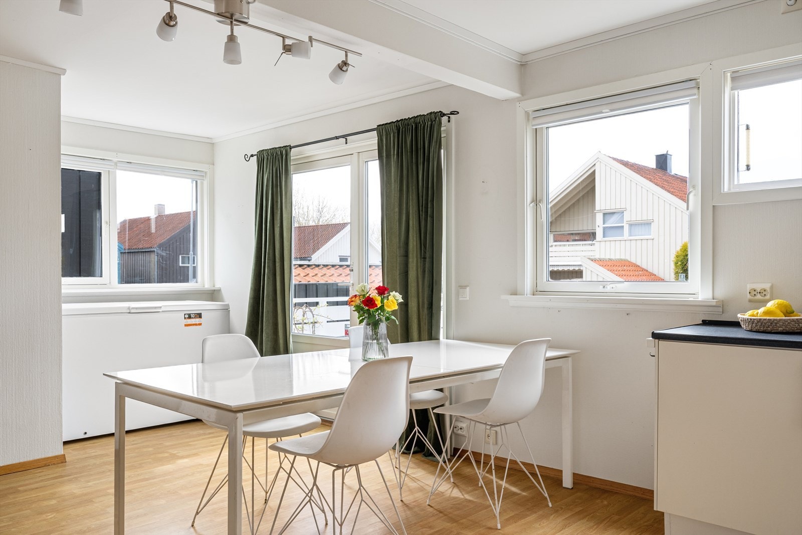 Direkte utgang til terrasse fra kjøkkenet. Galleribilde