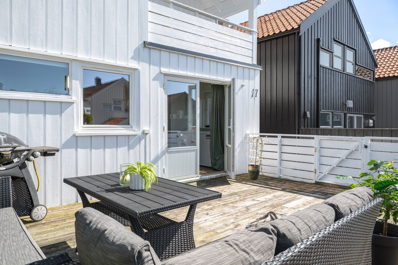 Praktisk uteområde med direkte adkomst fra kjøkkenet. Galleribilde