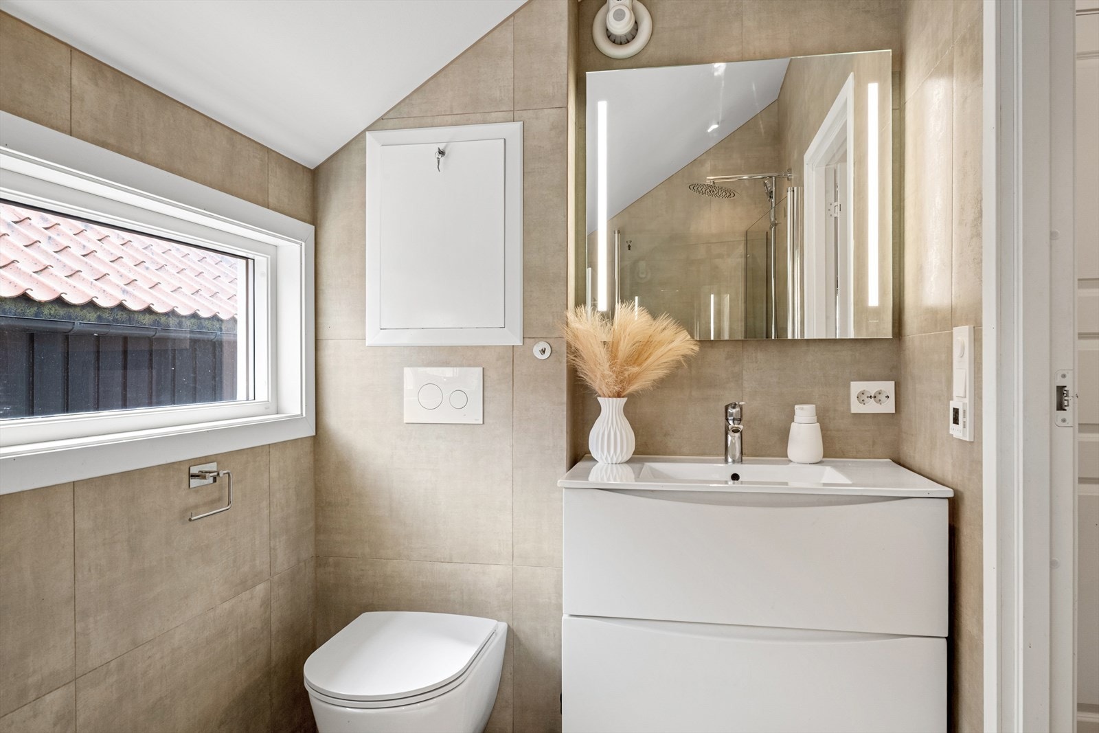 Pent oppgradert bad fra 23/24 med moderne innredning, integrert servant og harmonisk fargevalg. Galleribilde