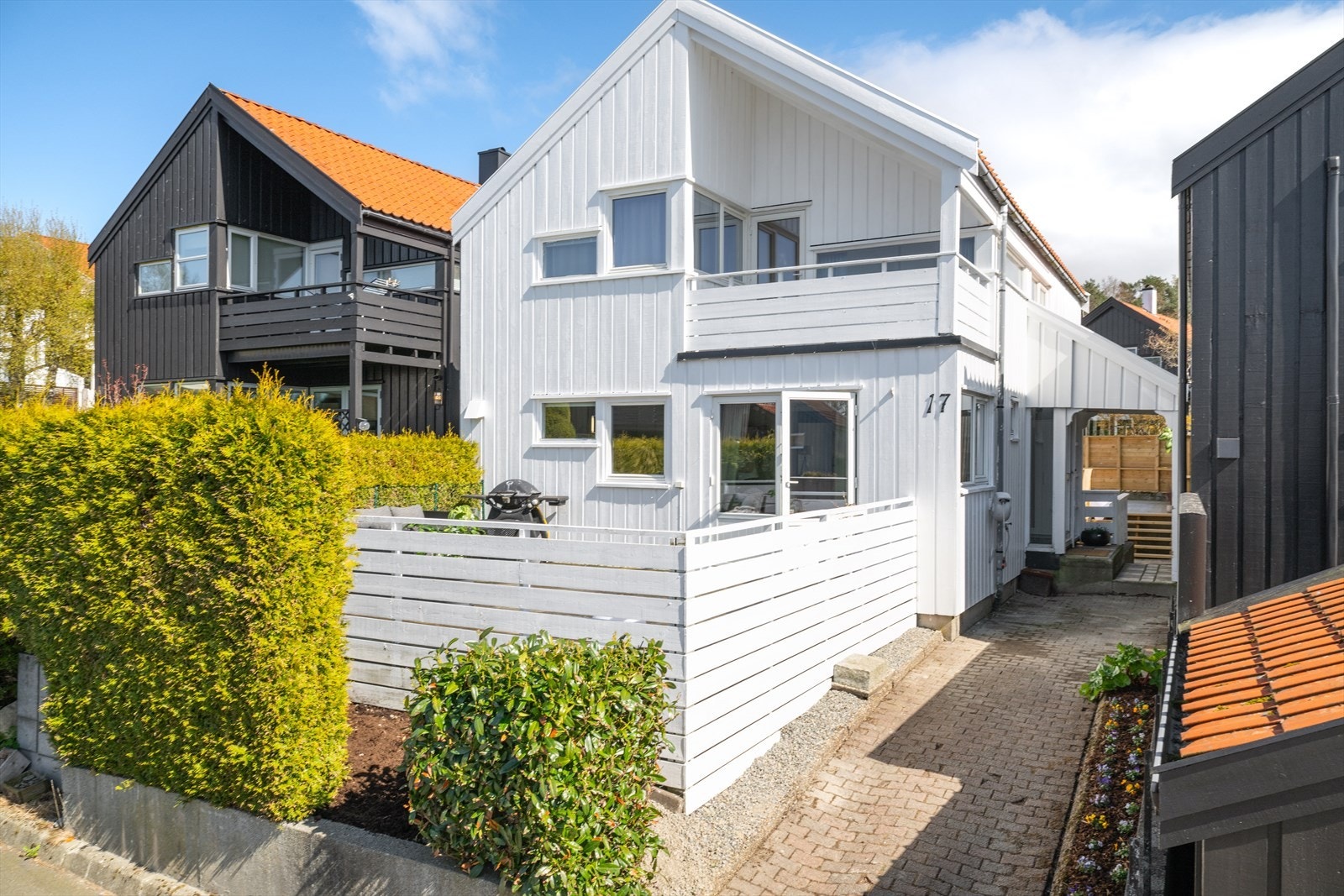 Innholdsrik bolig med tiltalende fasade og skjermet uteområde. Galleribilde