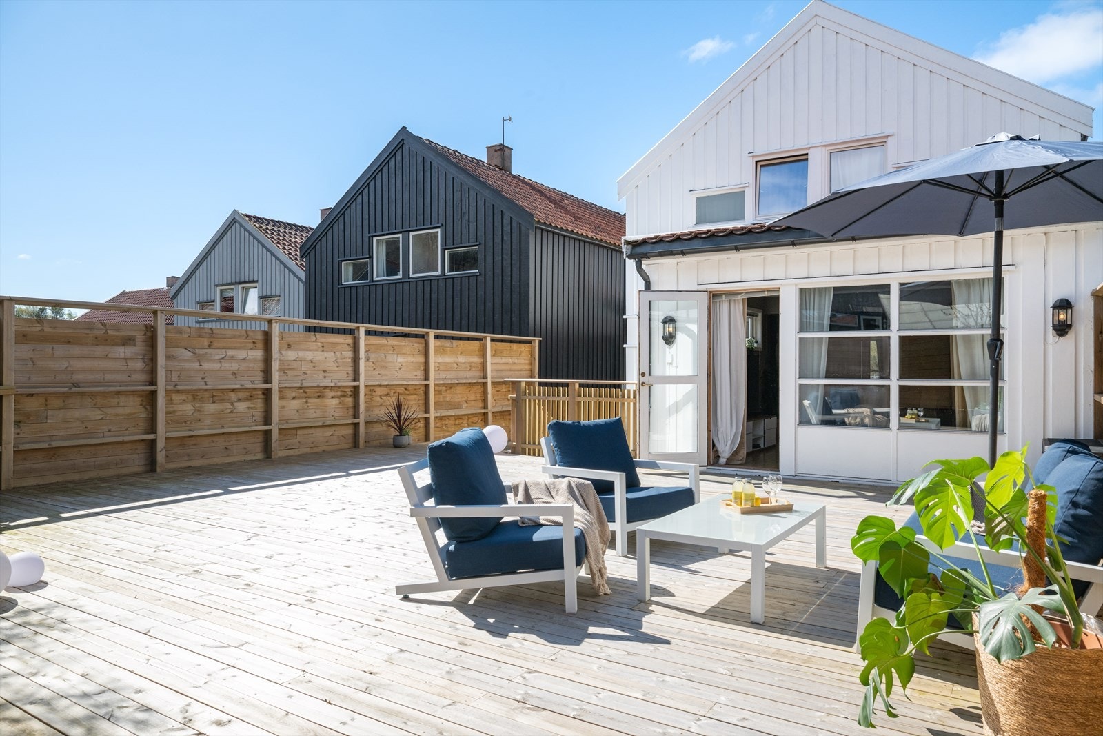 Stor og solrik terrasse med god plass til både sittegrupper og sosiale sammenkomster. Galleribilde