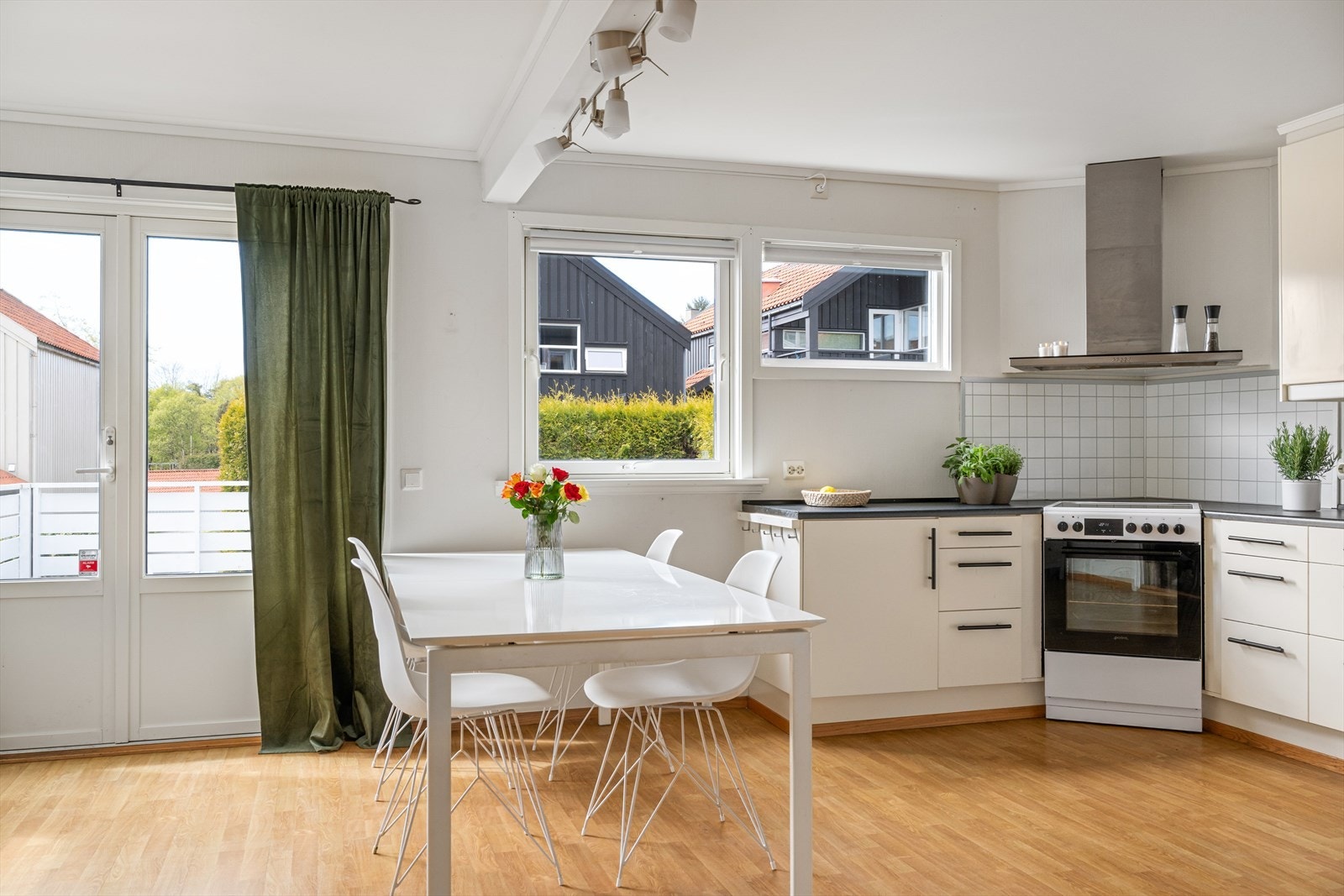 Spiseplass med gode lysforhold og naturlig tilknytning til kjøkkenet. Galleribilde