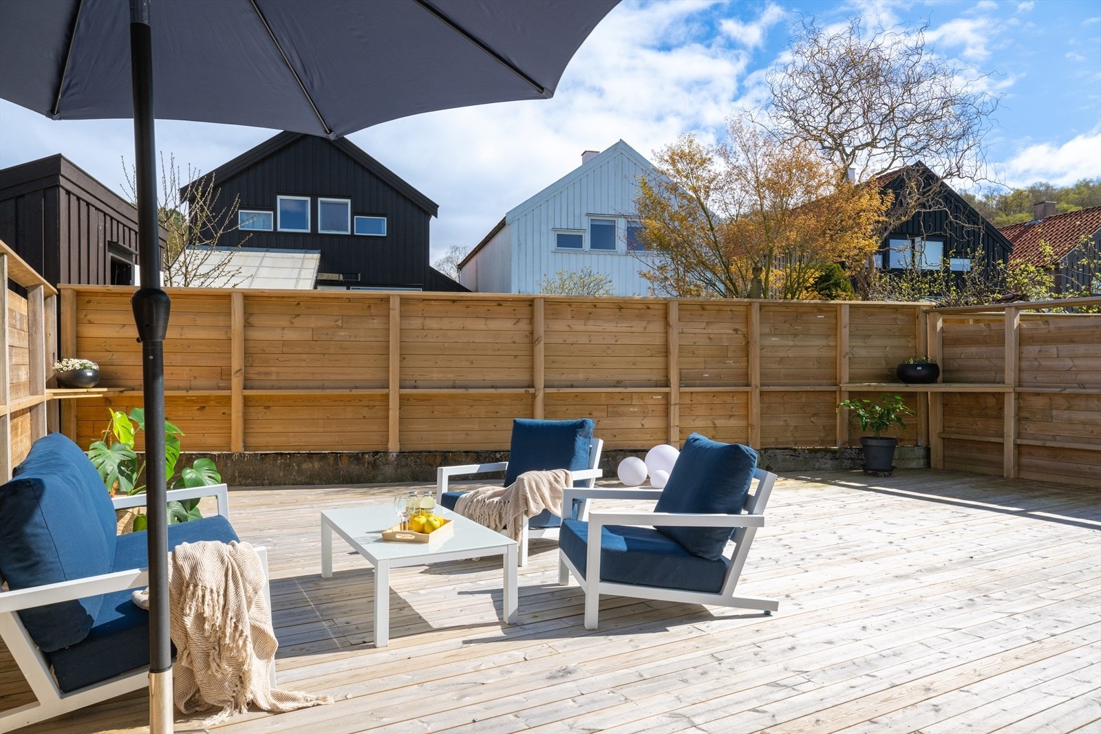 Skjermet uteplass med gode solforhold og rikelig boltreplass. Terrasse ble oppgradert i 2025. Galleribilde