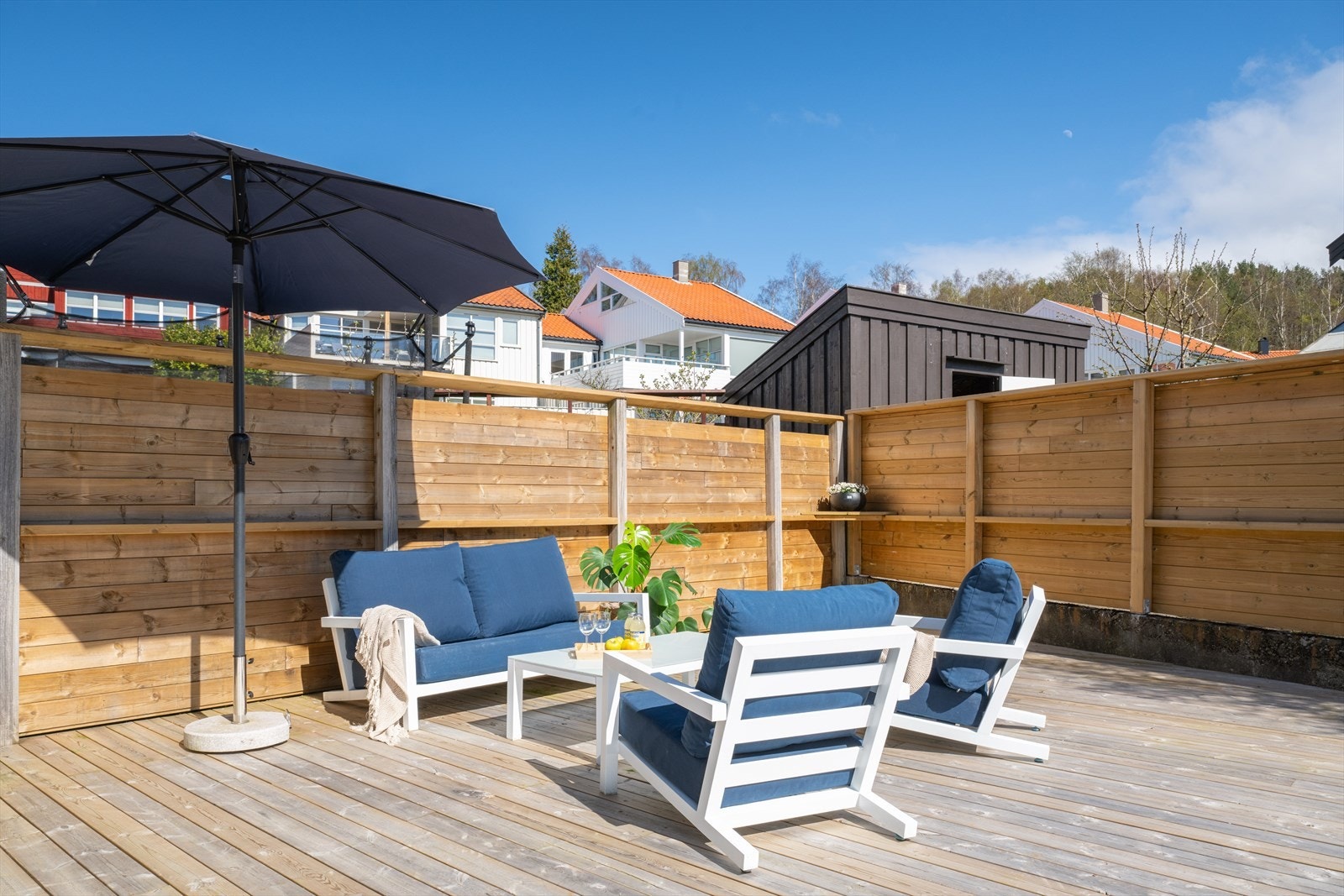 Innbydende uteplass med privat preg og god plass til møblering. Galleribilde