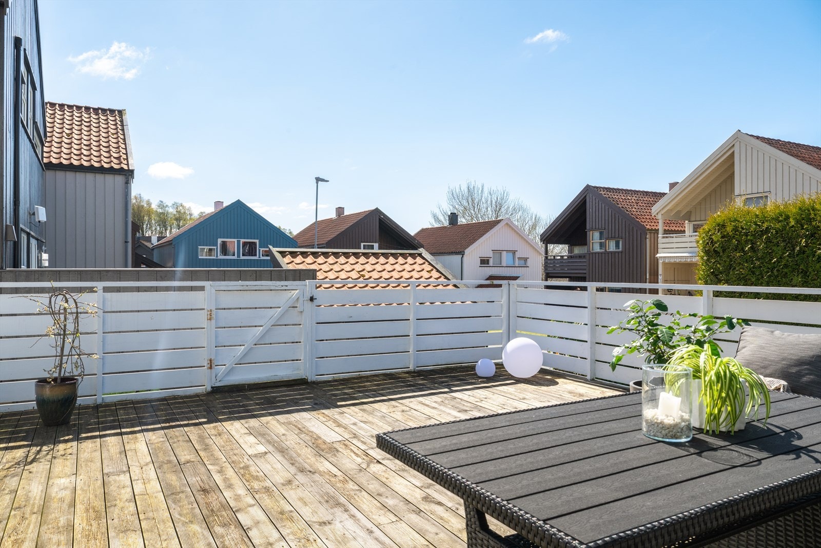 Stor og skjermet uteplass med gode solforhold. Galleribilde