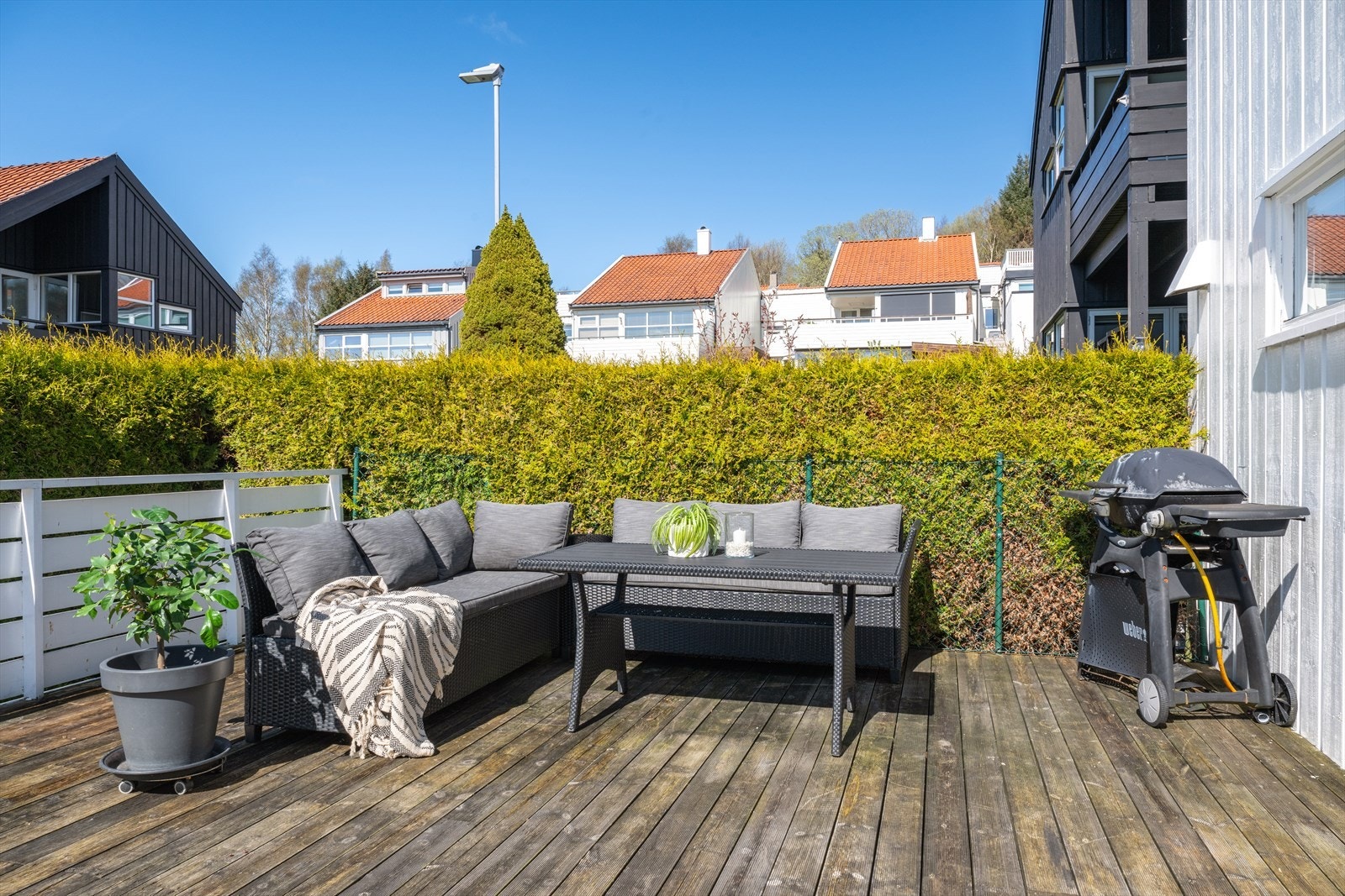 Innbydende terrasse med flere soner for både avslapning og sosiale sammenkomster. Galleribilde
