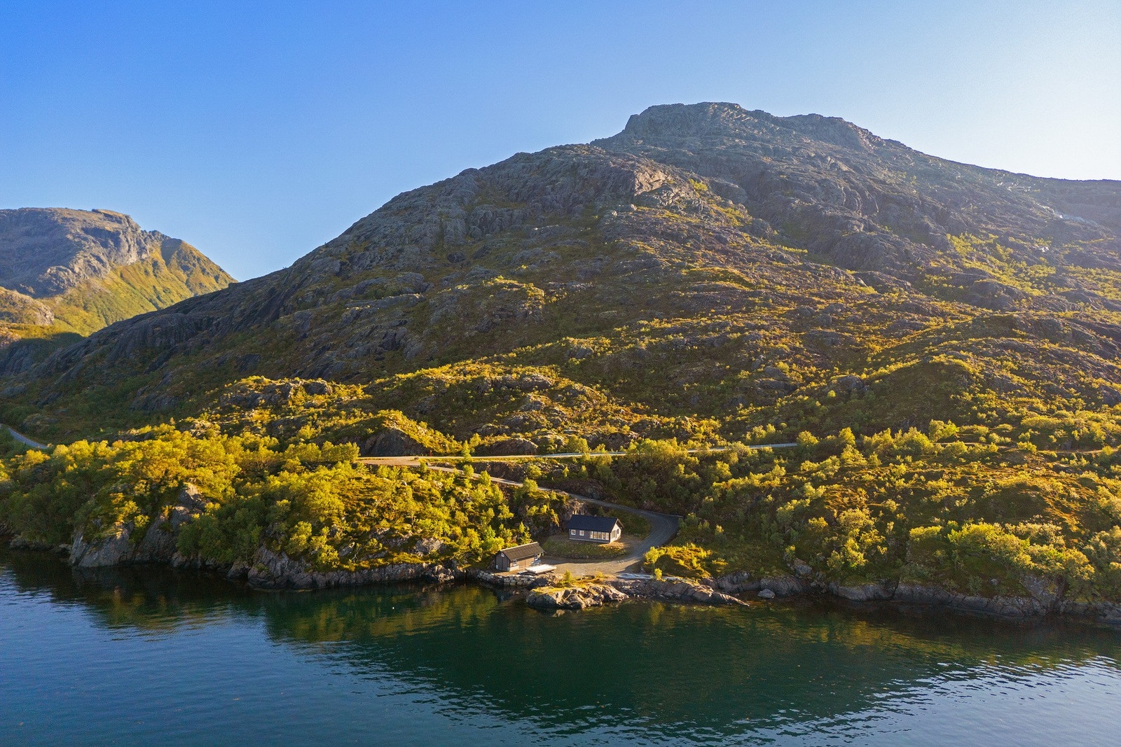 Landlig og usjenert beliggenhet ved Laksberget, med umiddelbar nærhet til sjøen. Galleribilde
