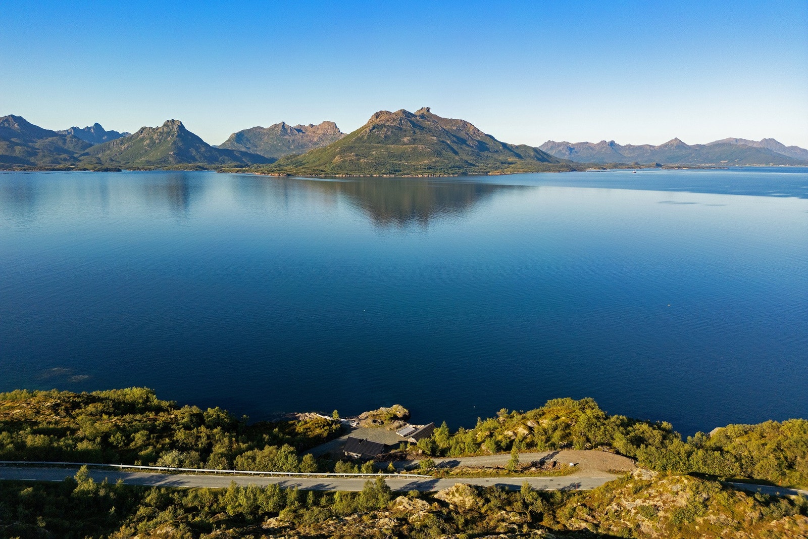 Et perfekt tilfluktssted for deg som ønsker fred og ro, samtidig som Sortland og Stokmarknes nås innen rimelig kjøreavstand. Galleribilde
