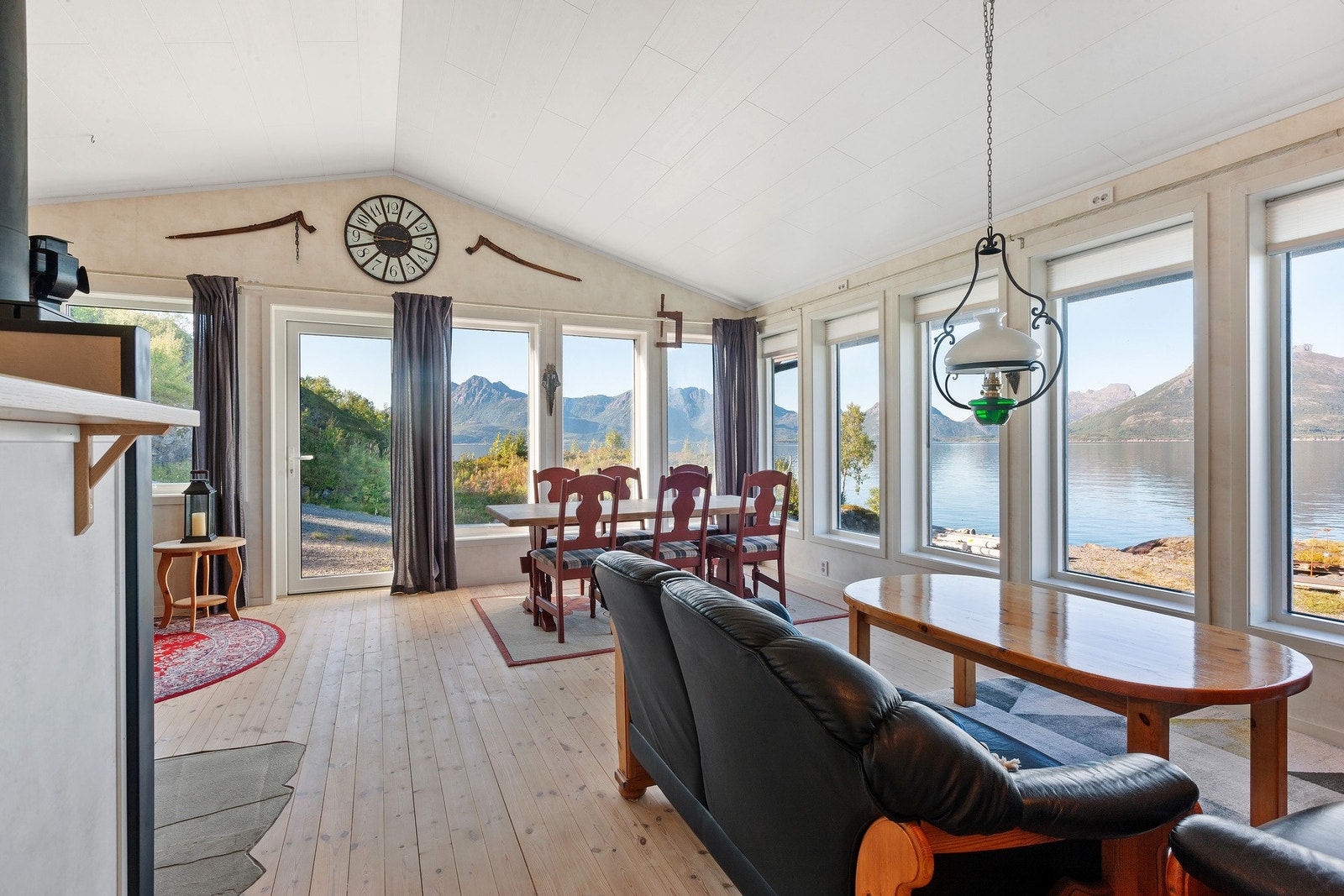 I stuen er det god plass til å samle familie og venner til hyggelige sammenkomster. Galleribilde