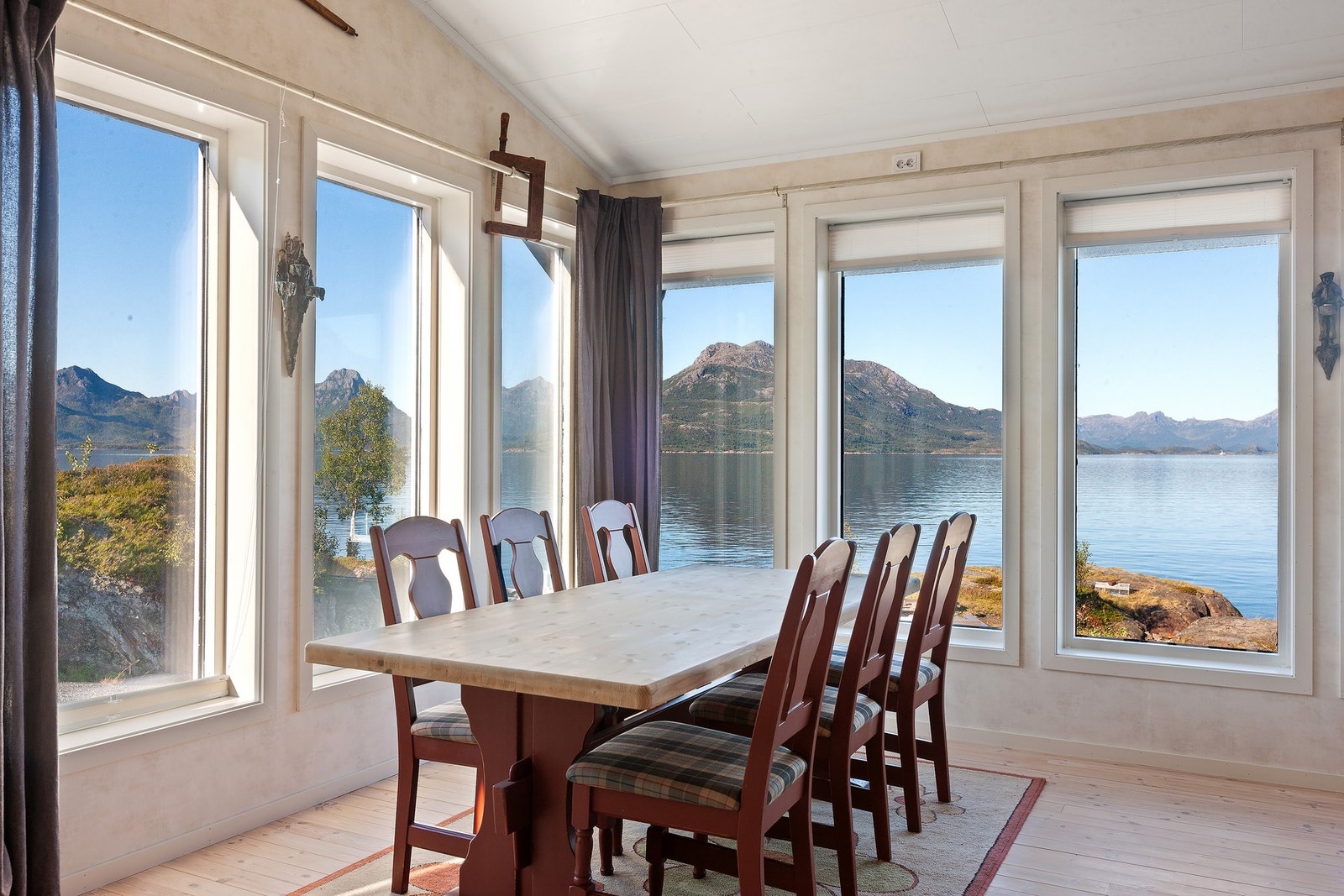 En flott fritidseiendom med attraktiv beliggenhet tett på havet - perfekt for deg som ønsker en kombinasjon av ro, naturopplevelser og aktivt båtliv. Galleribilde