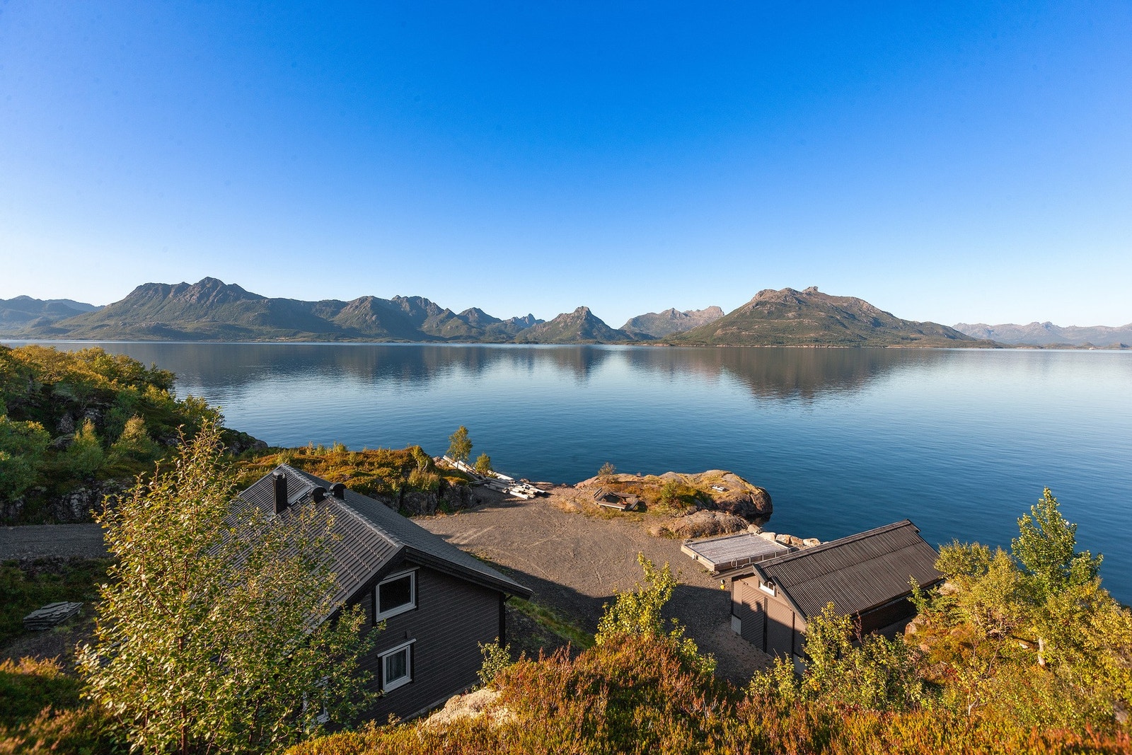 Tomten er skrånende og kupert, og består av en kombinasjon av grusede flater og naturtomt med knauser og svaberg. Galleribilde