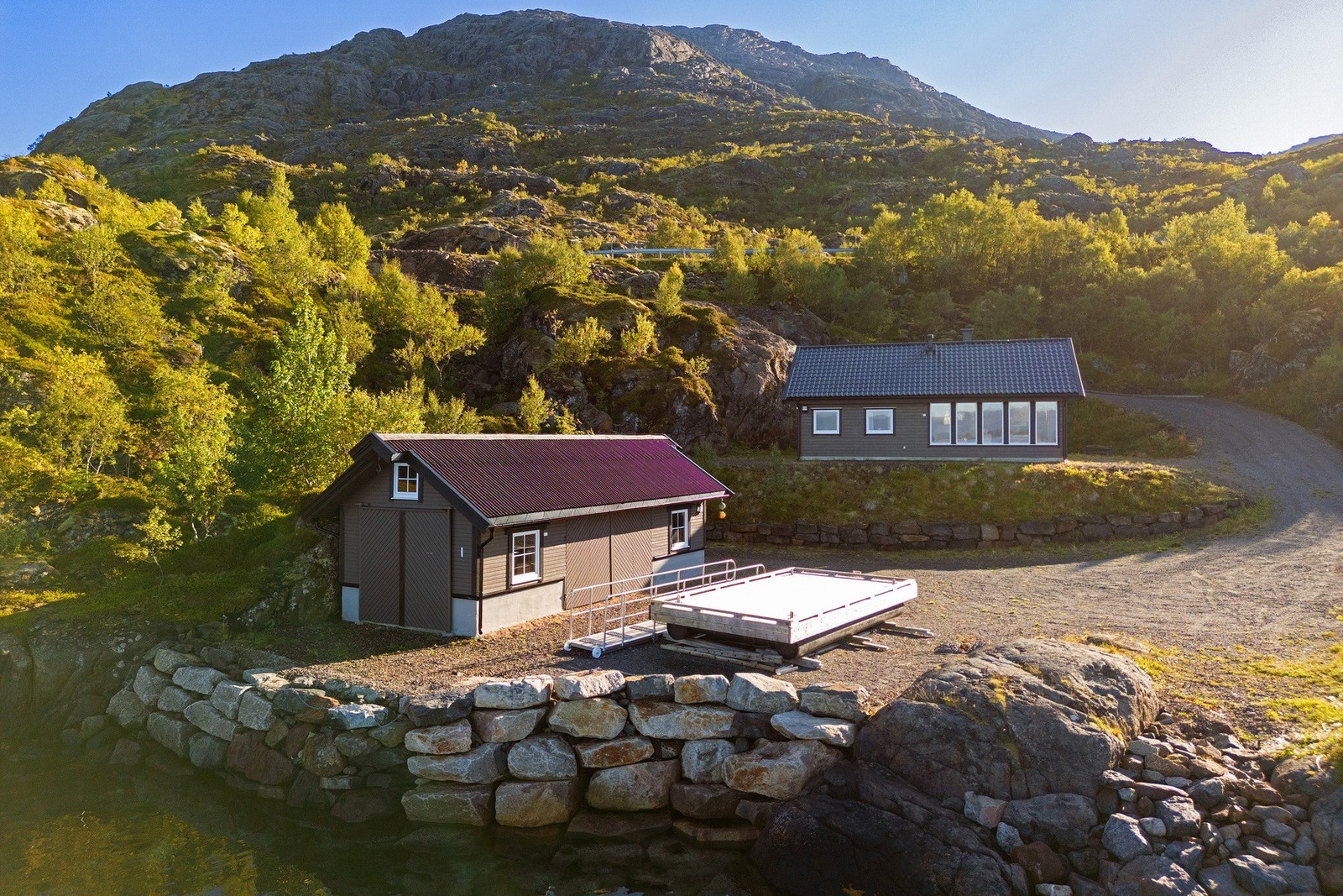 Her får du egen strandlinje og naust, og området byr på gode muligheter for fiske, bading og turer i vakre omgivelser. (Flytebrygge medfølger ikke) Galleribilde