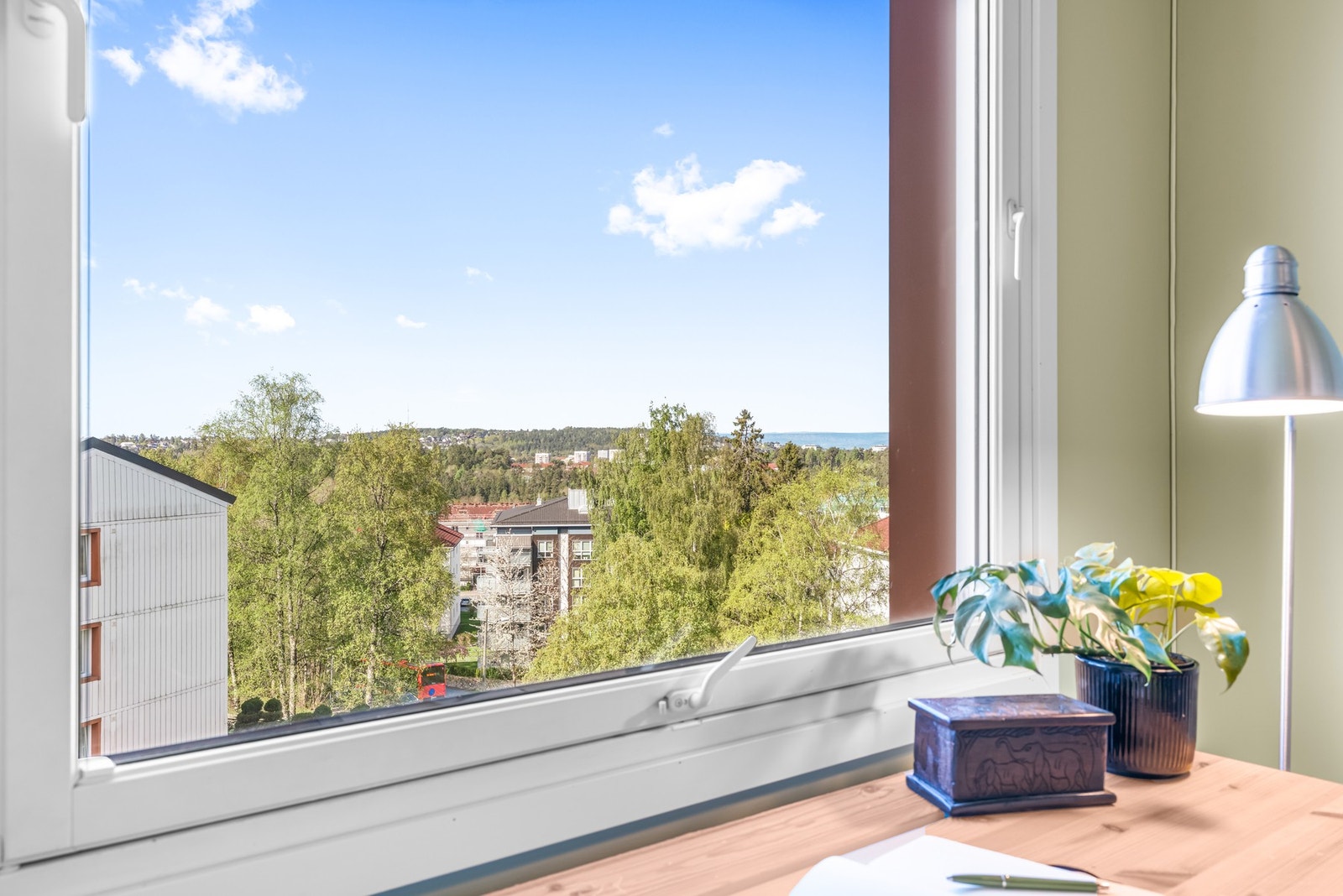 Herlig utsyn fra dette soverommet. Det er montert toveis plissemarkiser fra Kjells markiser som gir god og effektiv justering av lysinnslipp. Galleribilde