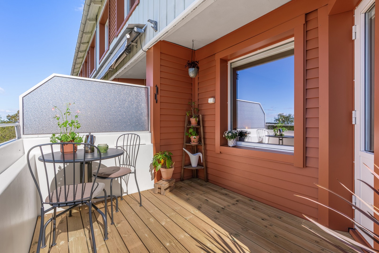 Balkongen har god plass til å innredes med ønsket møblement. Det er nylig lagt helt ny terrasseplatting på gulvet. Galleribilde