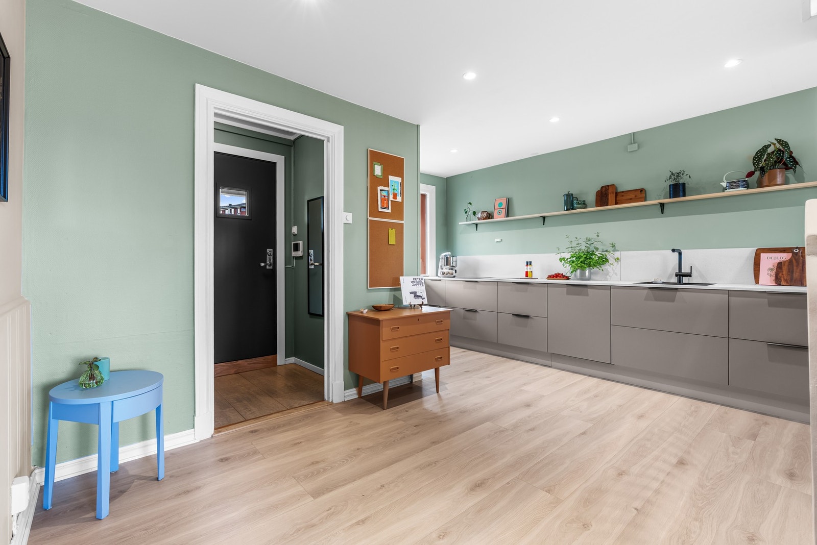 Kjøkkenet har integrerte hvitevarer fra Simens (kjøleskap, ovn og oppvaskmaskin) samt Miele koketopp. Downlights-belysning som styres med Plejd. Galleribilde