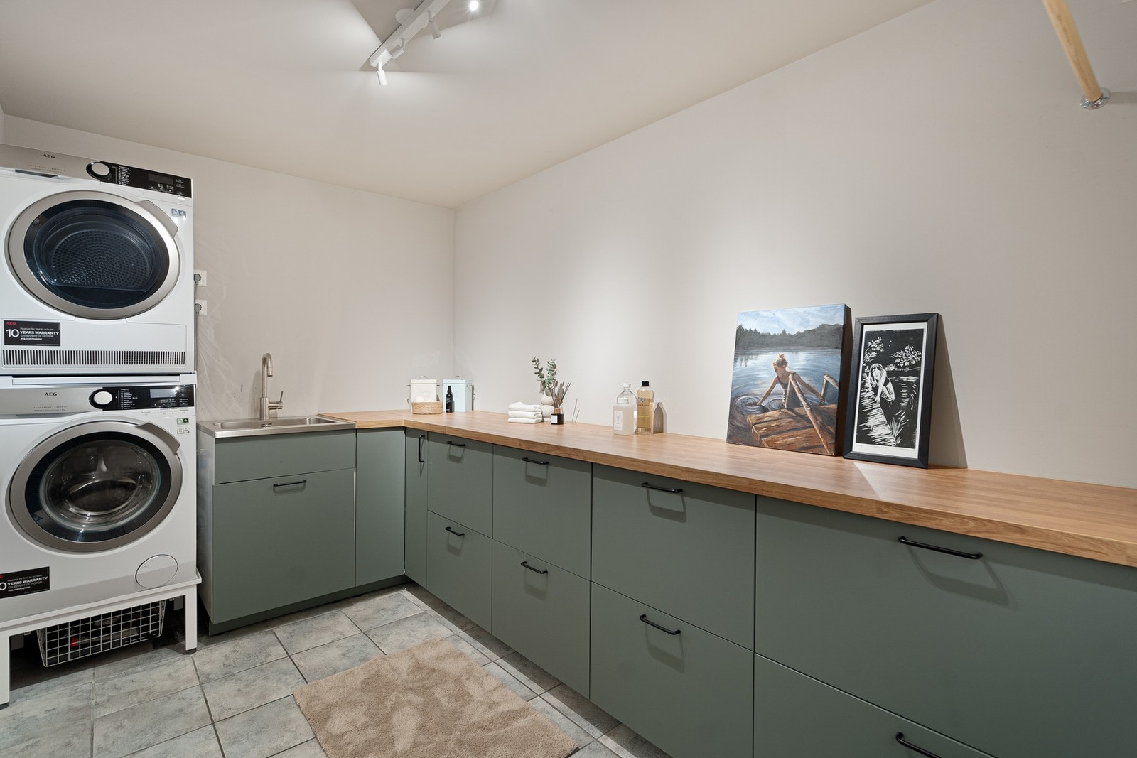 I tillegg finner man et praktisk vaskerom med god plass til vaskemaskin, tørketrommel og oppbevaring. Galleribilde