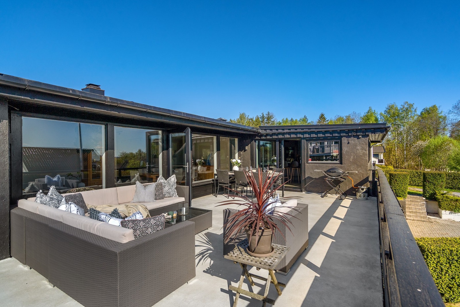 Terrassen byr på utsikt og svært gode solforhold - et perfekt sted å nyte solfylte dager! Galleribilde
