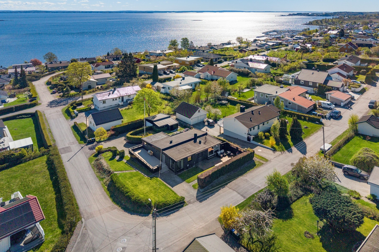 Fra eiendommen kan man nyte flott utsikt mot Oslofjorden og gode solforhold gjennom store deler av dagen. Området passer perfekt for deg som ønsker en kombinasjon av rolige omgivelser og enkel tilgang til hverdagens fasiliteter. Galleribilde