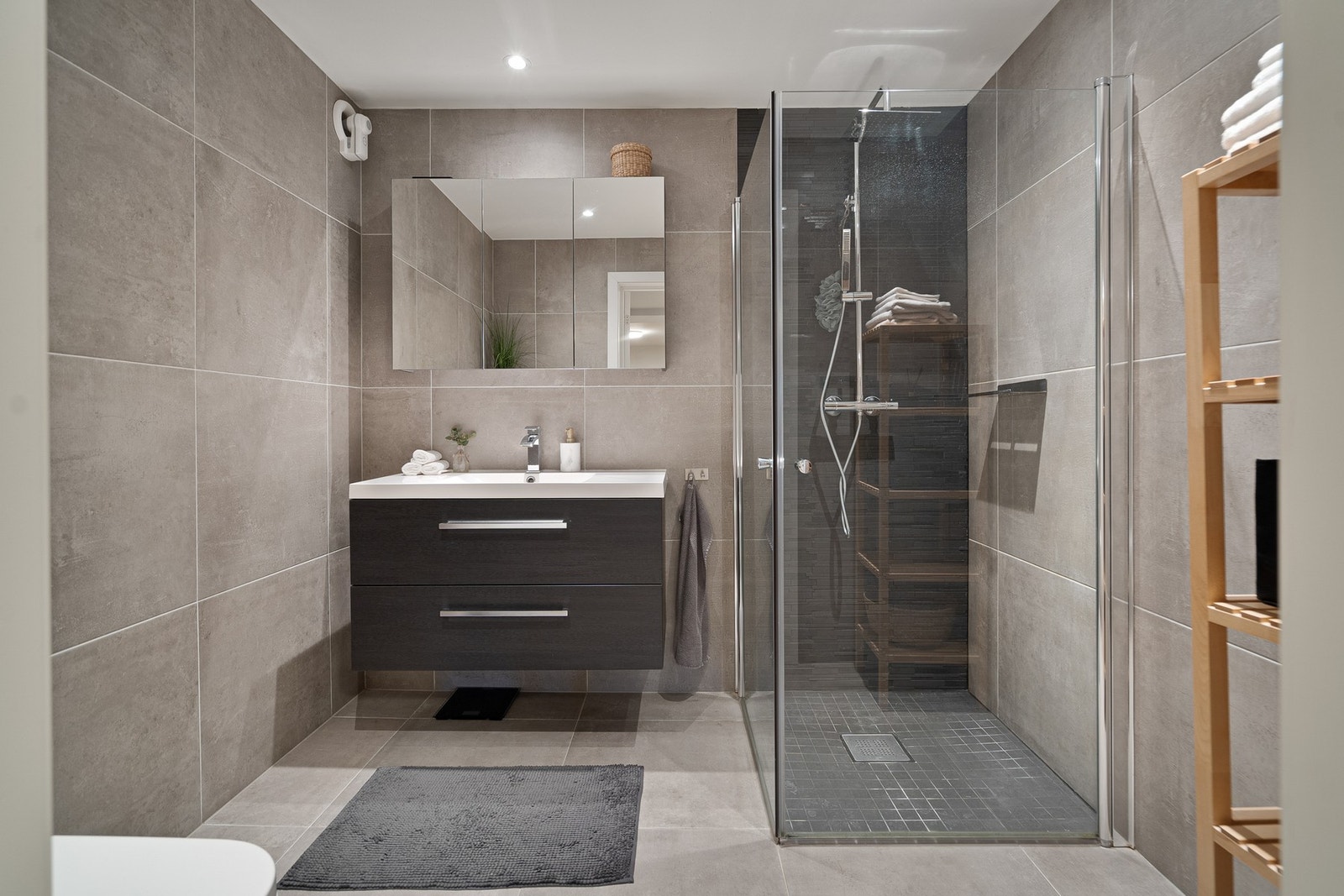 Badet i underetasjen holder en moderne standard med flislagte overflater og varmekabler i gulv. Galleribilde
