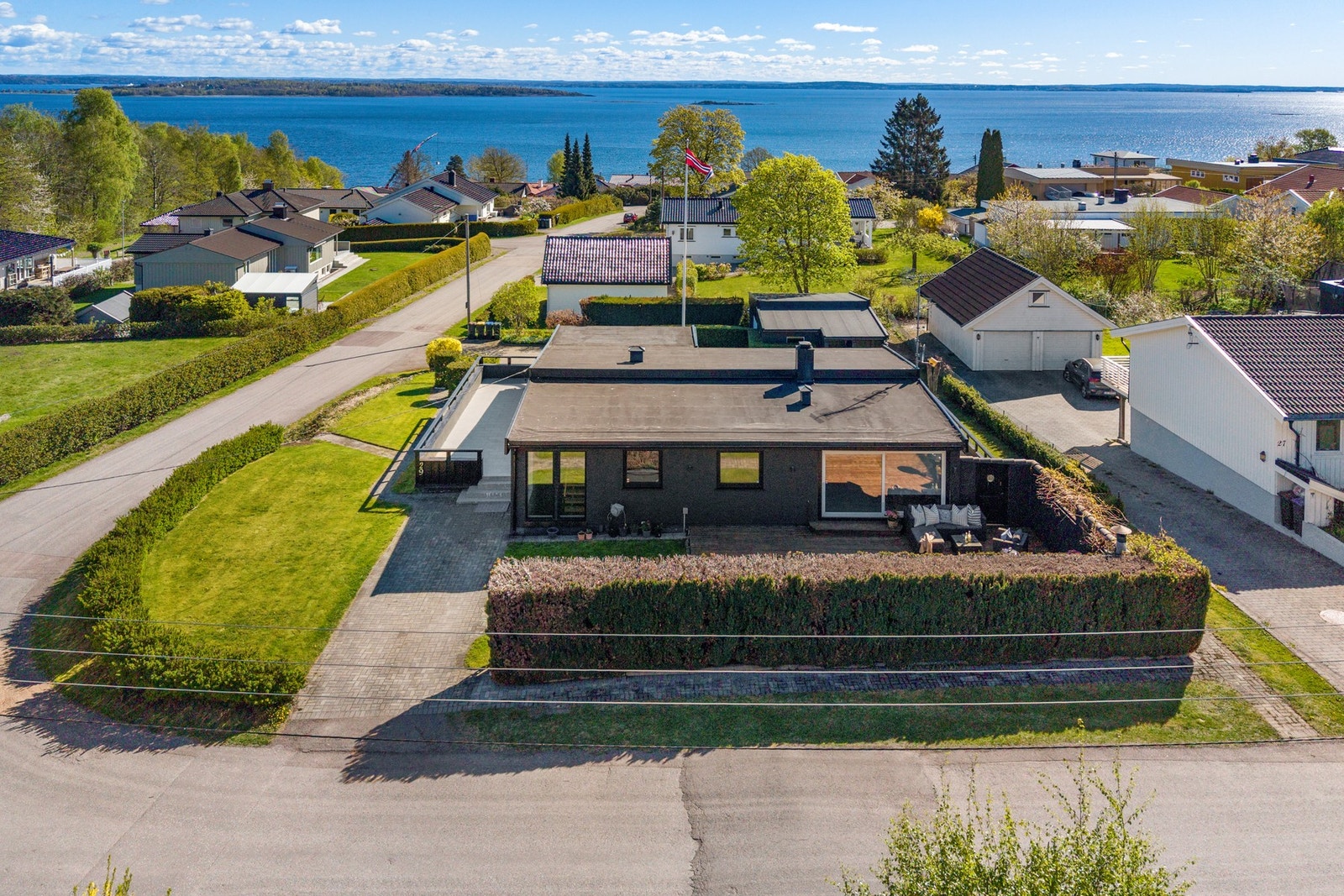 Velkommen til en stor og innholdsrik enebolig med attraktiv beliggenhet i Åsgårdstrand! Galleribilde