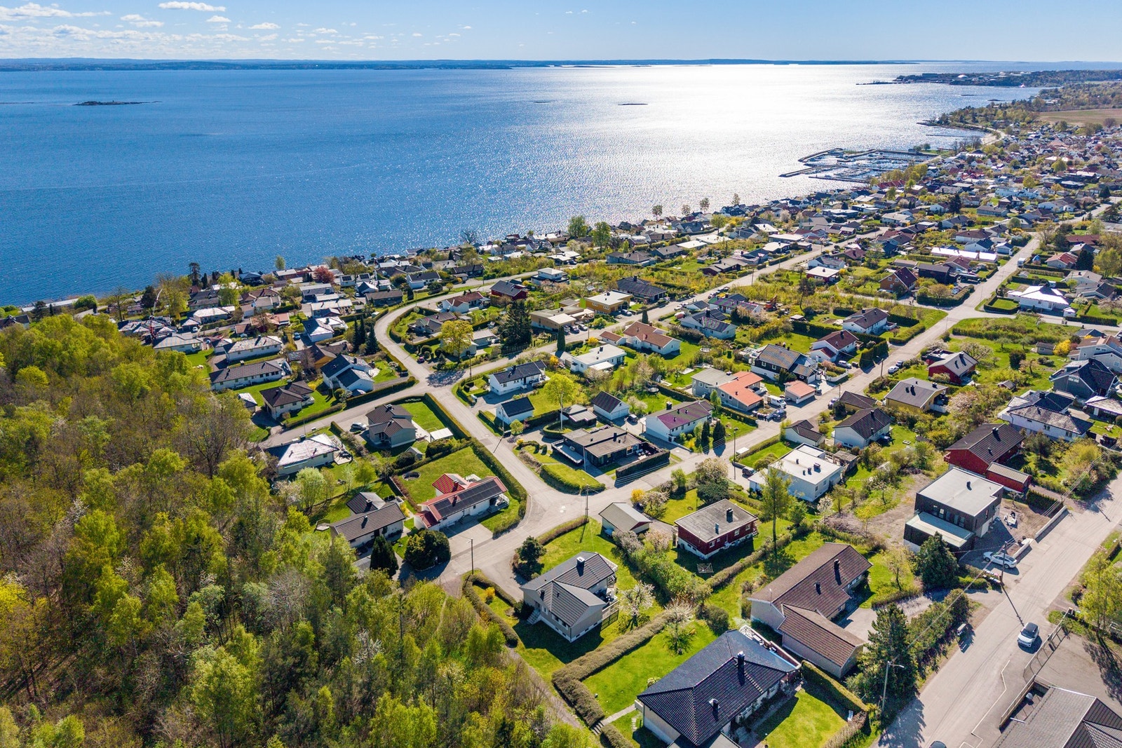 For den aktive finnes det flotte turmuligheter i nærområdet med kyststi langs fjorden, badeplasser og fine rekreasjonsområder. Dagligvarebutikk, skole og barnehage ligger også innen kort avstand. Galleribilde