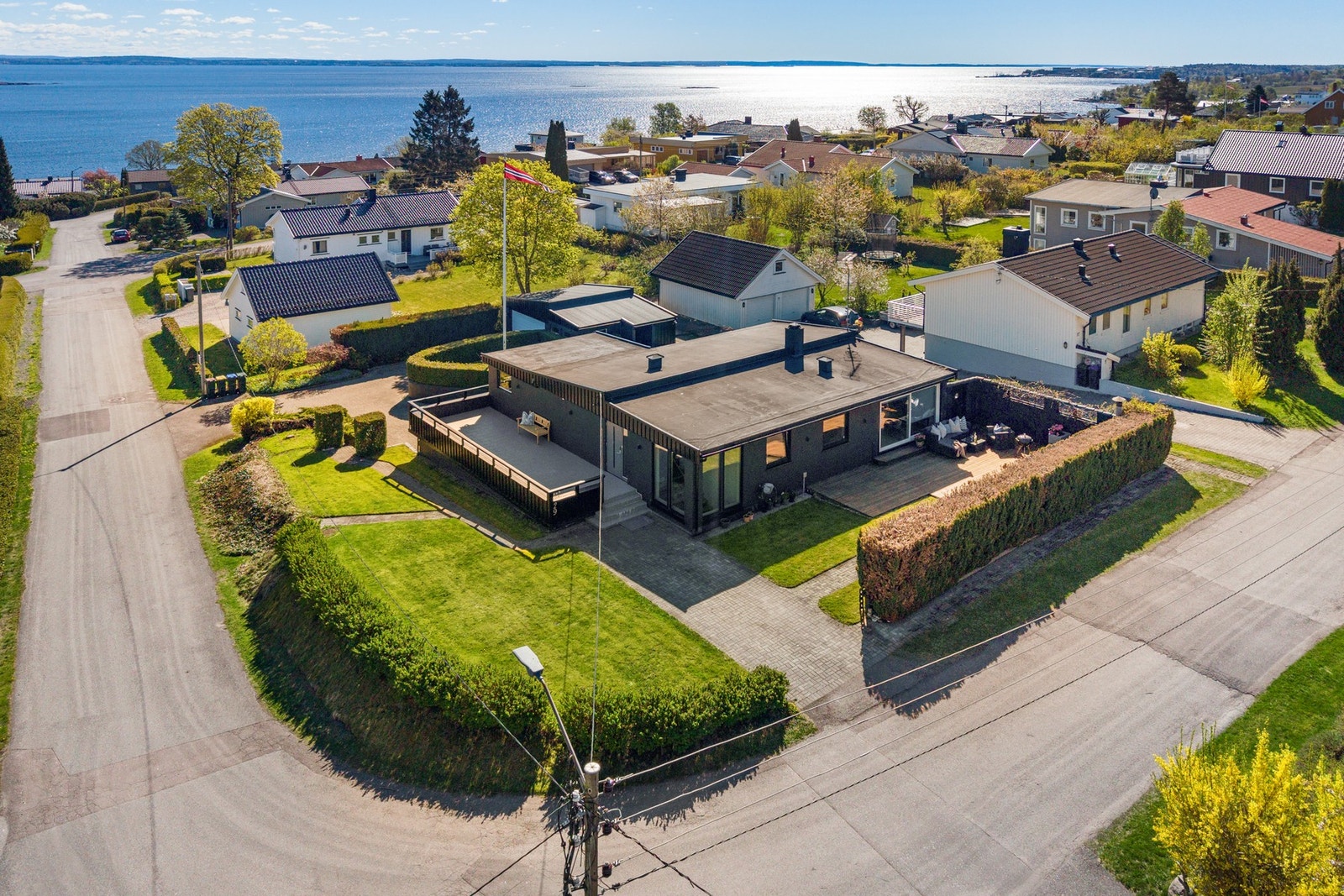 Eiendommen har en attraktiv og fredelig beliggenhet i Åsgårdstrand - et område kjent for sin vakre kystnatur, maritime atmosfære og hyggelige småbysjarm. Her bor du i rolige og etablerte omgivelser med nærhet til både sjøen, sentrum og flotte rekreasjonso Galleribilde