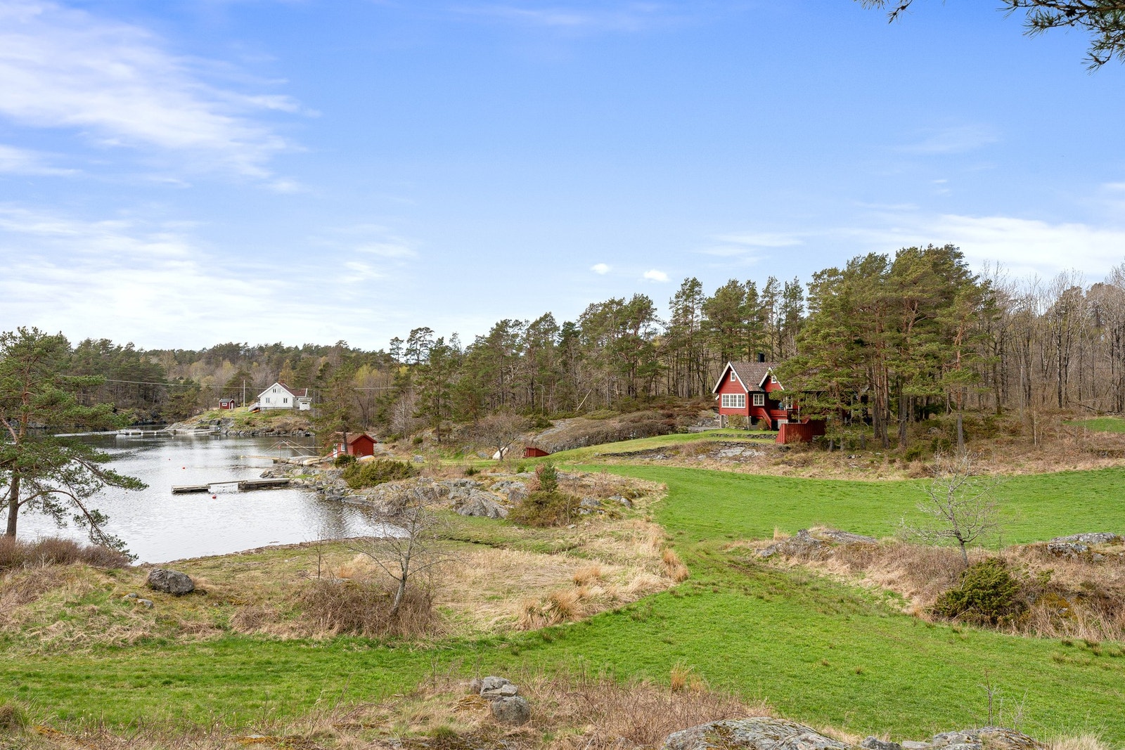 Fritidseiendommen ligger i vakre omgivelser, tilbaketrukket og usjenert. Galleribilde