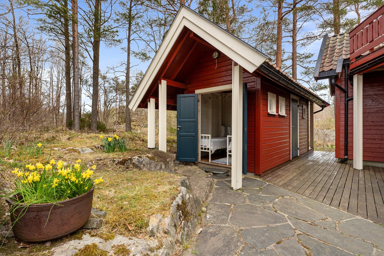 En uisolert bodbygning bak hytta med boder. I et av rommene er det satt inn ekstra senger. Galleribilde