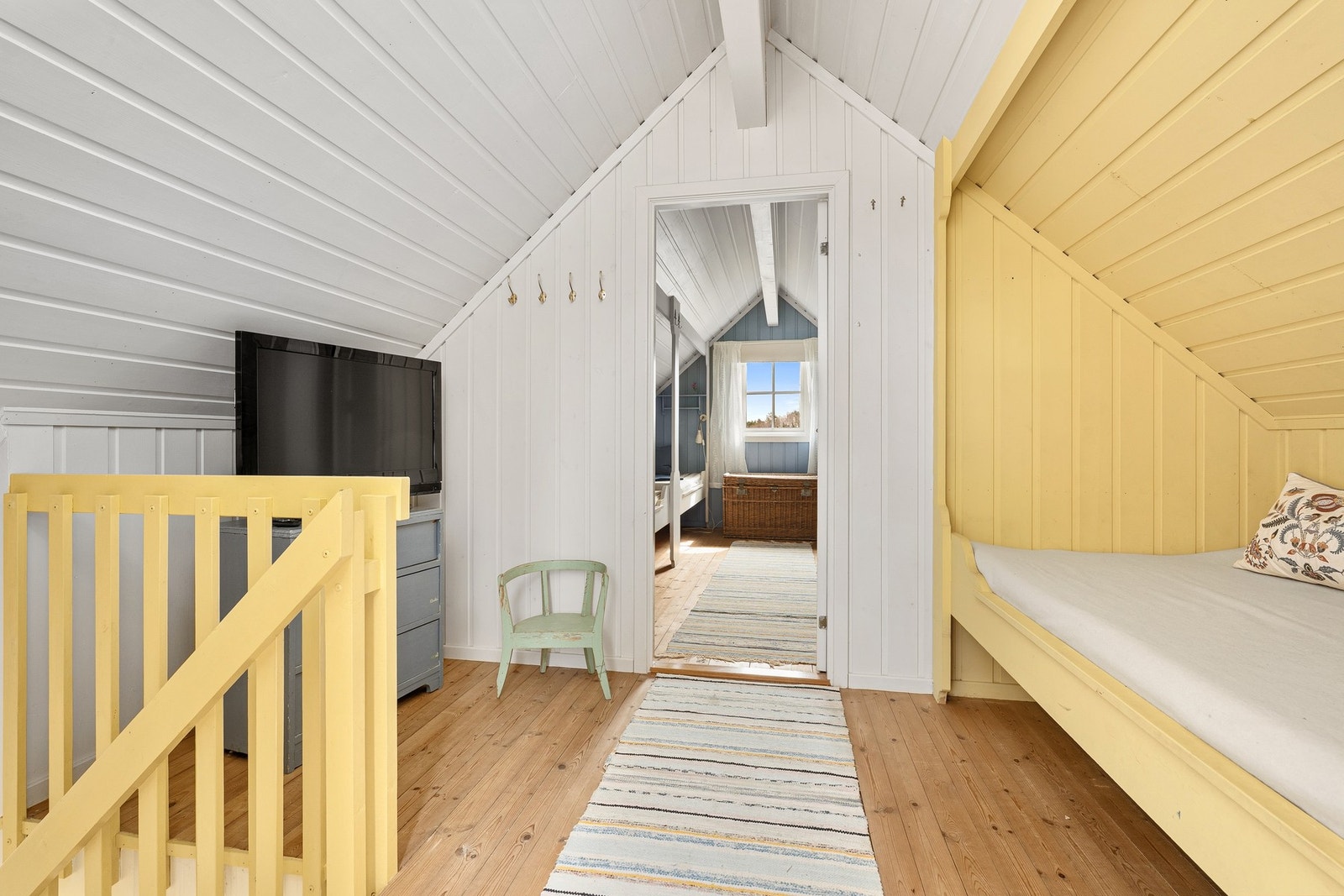 Innredet loftsrom med utgang til balkong. Benyttes i dag som soverom, men rommet er ikke omsøkt for varig opphold. Det er rømningsvei via balkong. Galleribilde