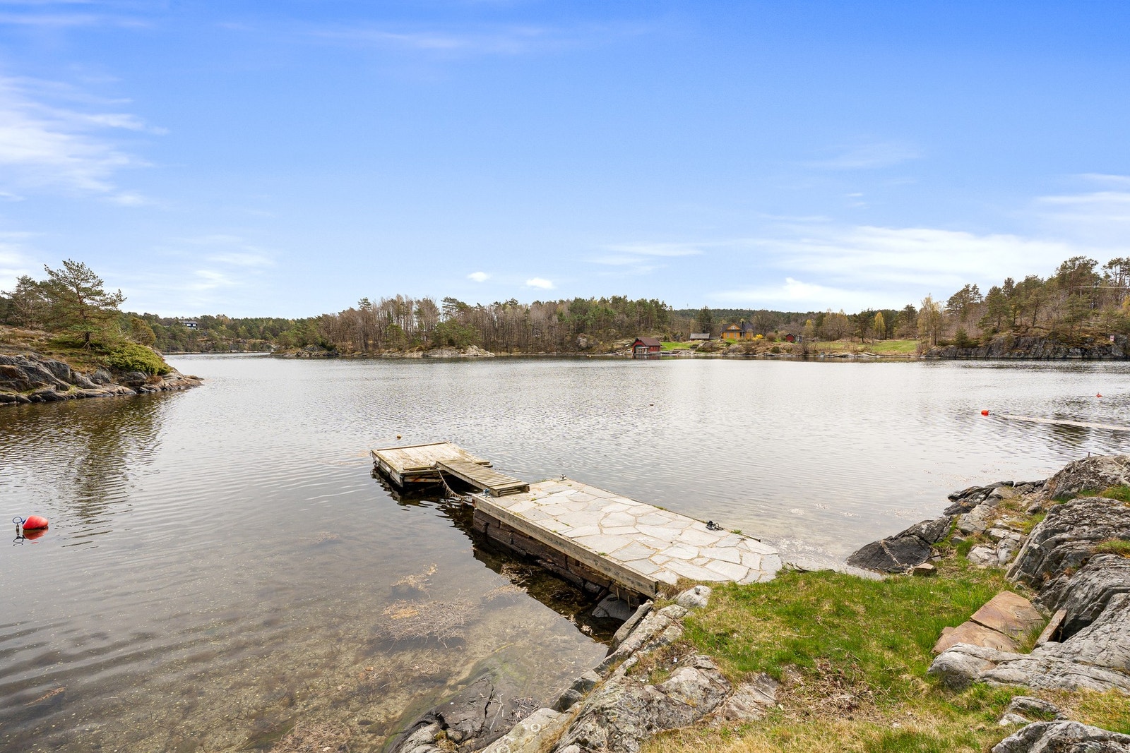 Til eiendommen hører det med tinglyst erklæring/avtale om rett til bruk av egen skiferlagt brygge ca. 40 meter nedenfor hytten, hvor det er lagt ut en mobil flytebrygge ytterst for småbåter. Galleribilde