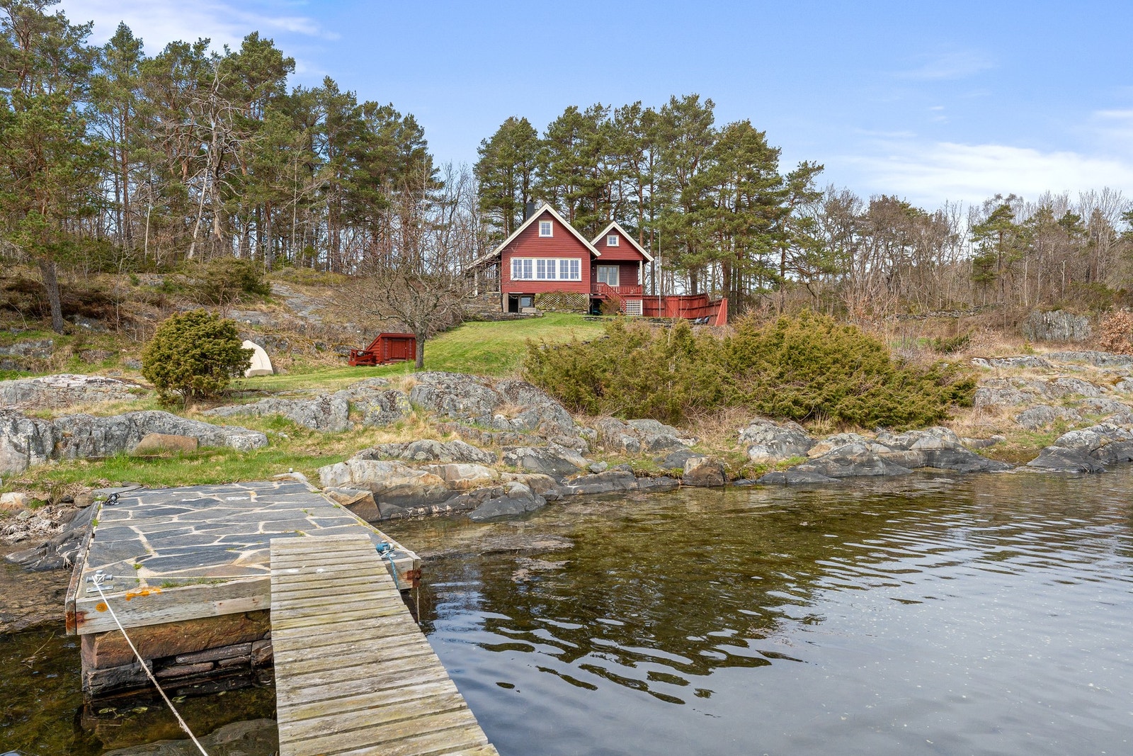 Velkommen til Åmlandsveien 20 - Idyllisk hytte i naturskjønne omgivelser kun 40 meter fra sjøen. Foto: Sørlandsfotografene AS v/Sondre Transeth Galleribilde